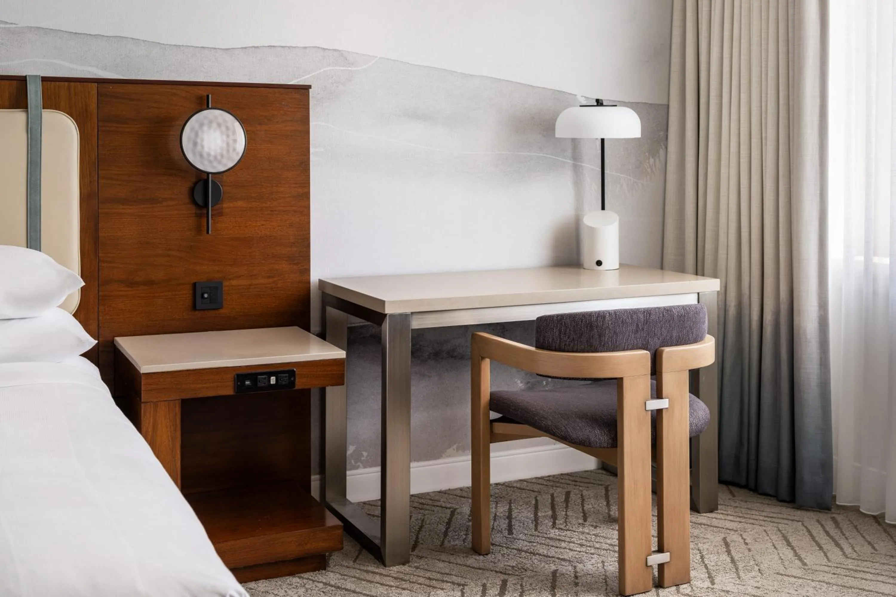 Seating area, Bed in Marriott Long Beach Downtown