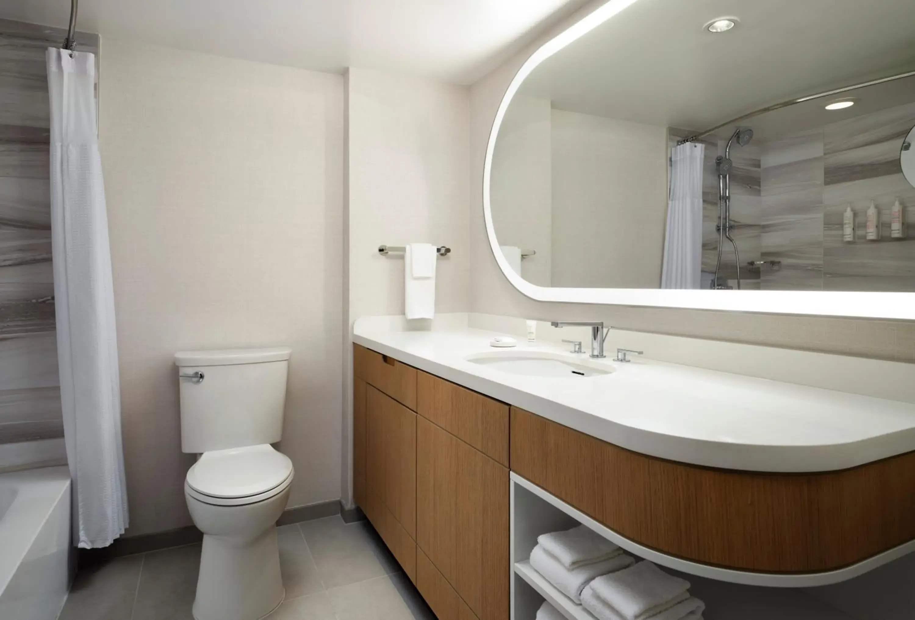 Queen Room with Two Queen Beds in Marriott Long Beach Downtown Queen Room with Two Queen Beds in Marriott Long Beach Downtown