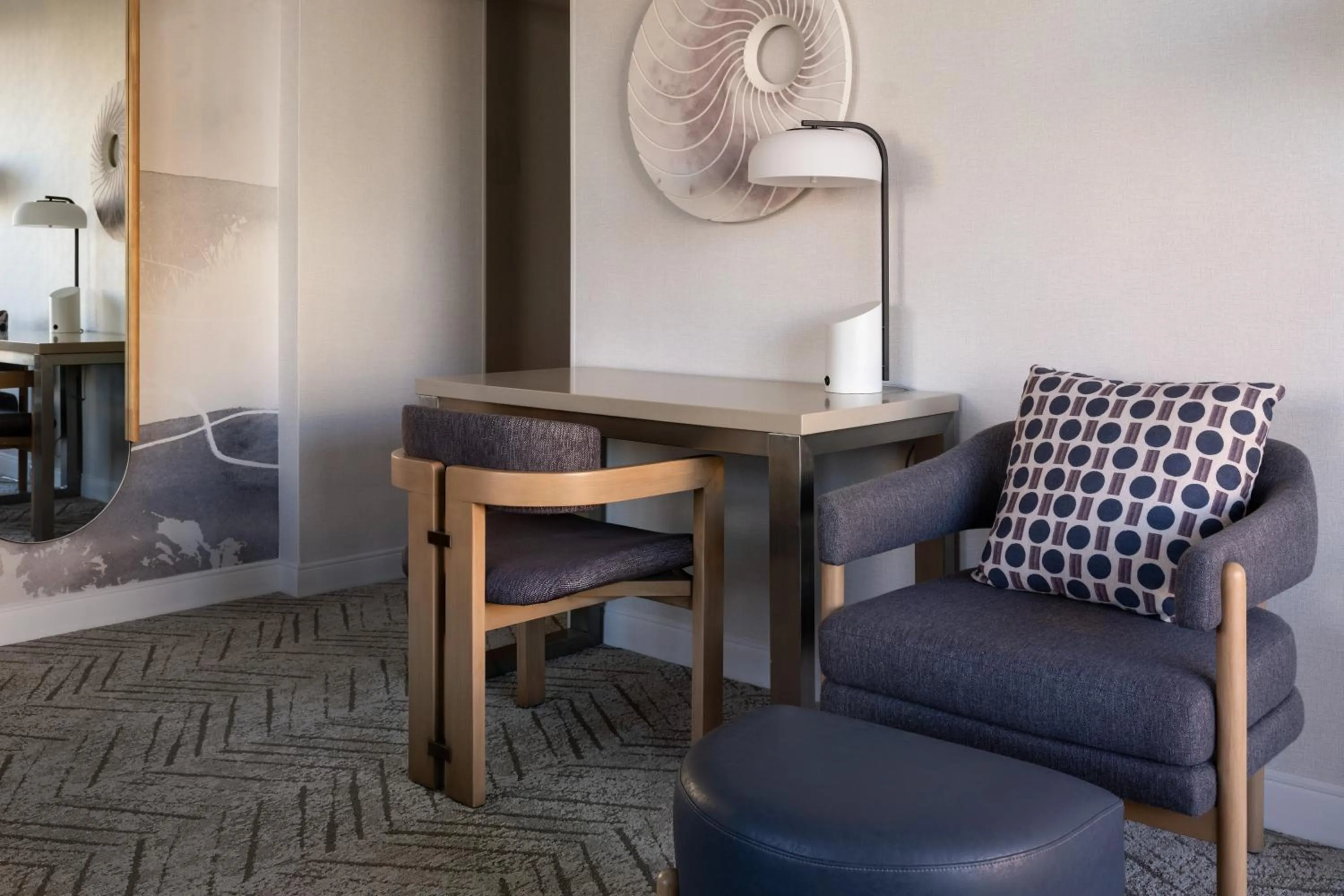 Seating area in Marriott Long Beach Downtown