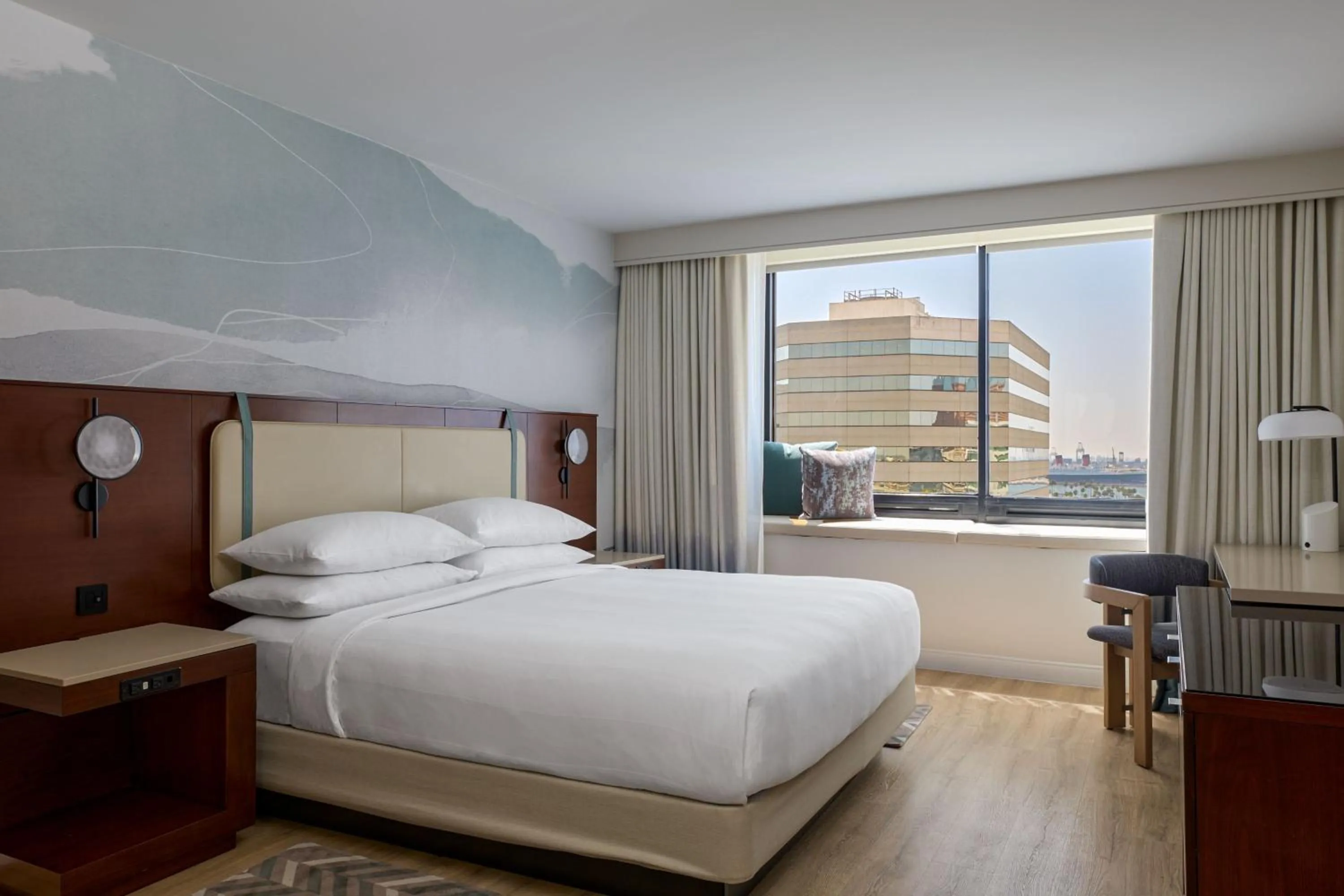 Photo of the whole room, Bed in Marriott Long Beach Downtown