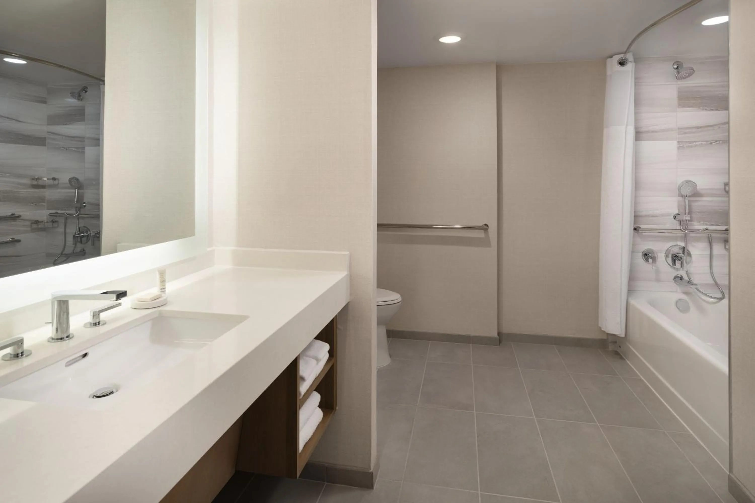 Bathroom in Marriott Long Beach Downtown