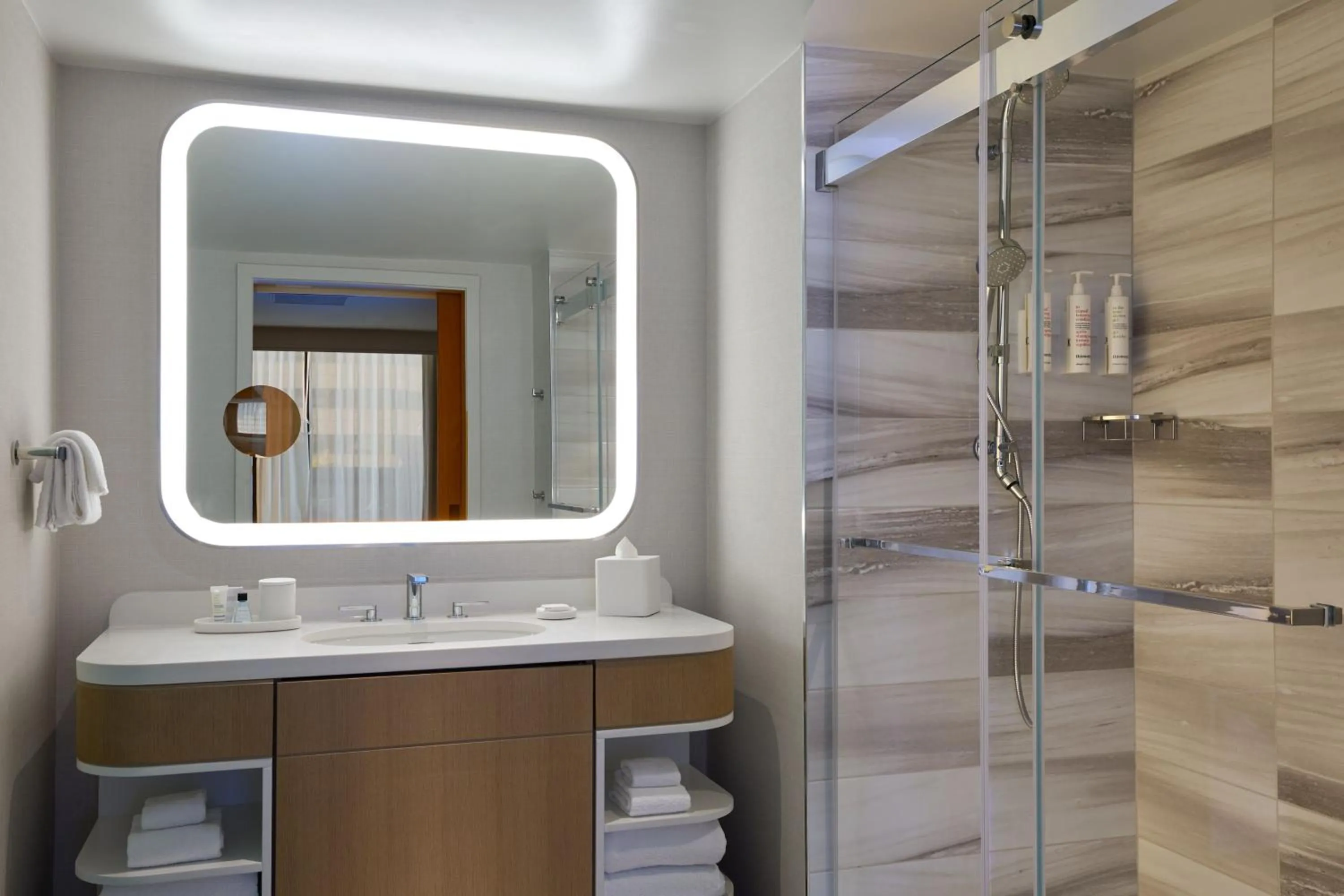 Swimming pool in Marriott Long Beach Downtown