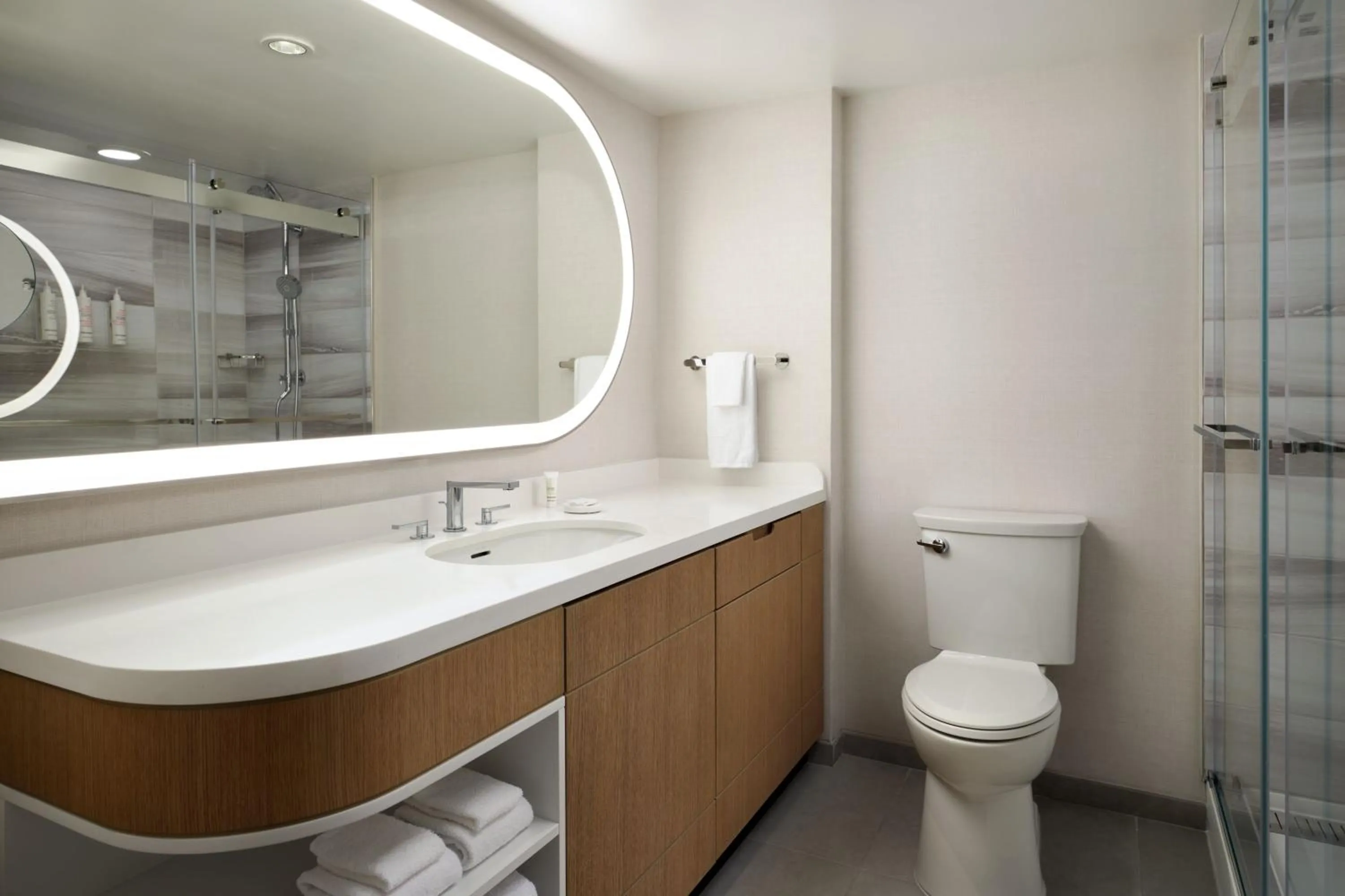 Bathroom in Marriott Long Beach Downtown