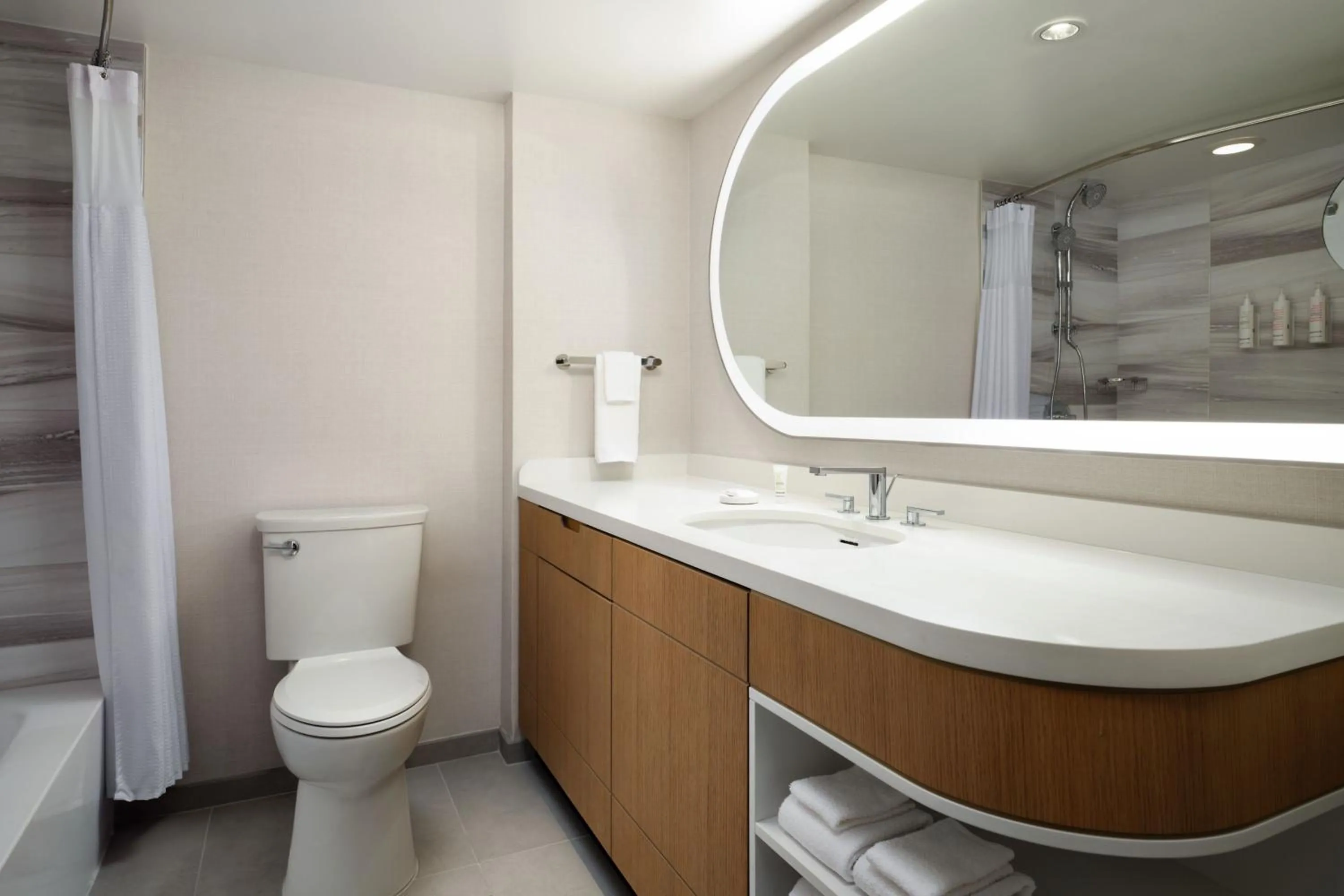 Photo of the whole room in Marriott Long Beach Downtown