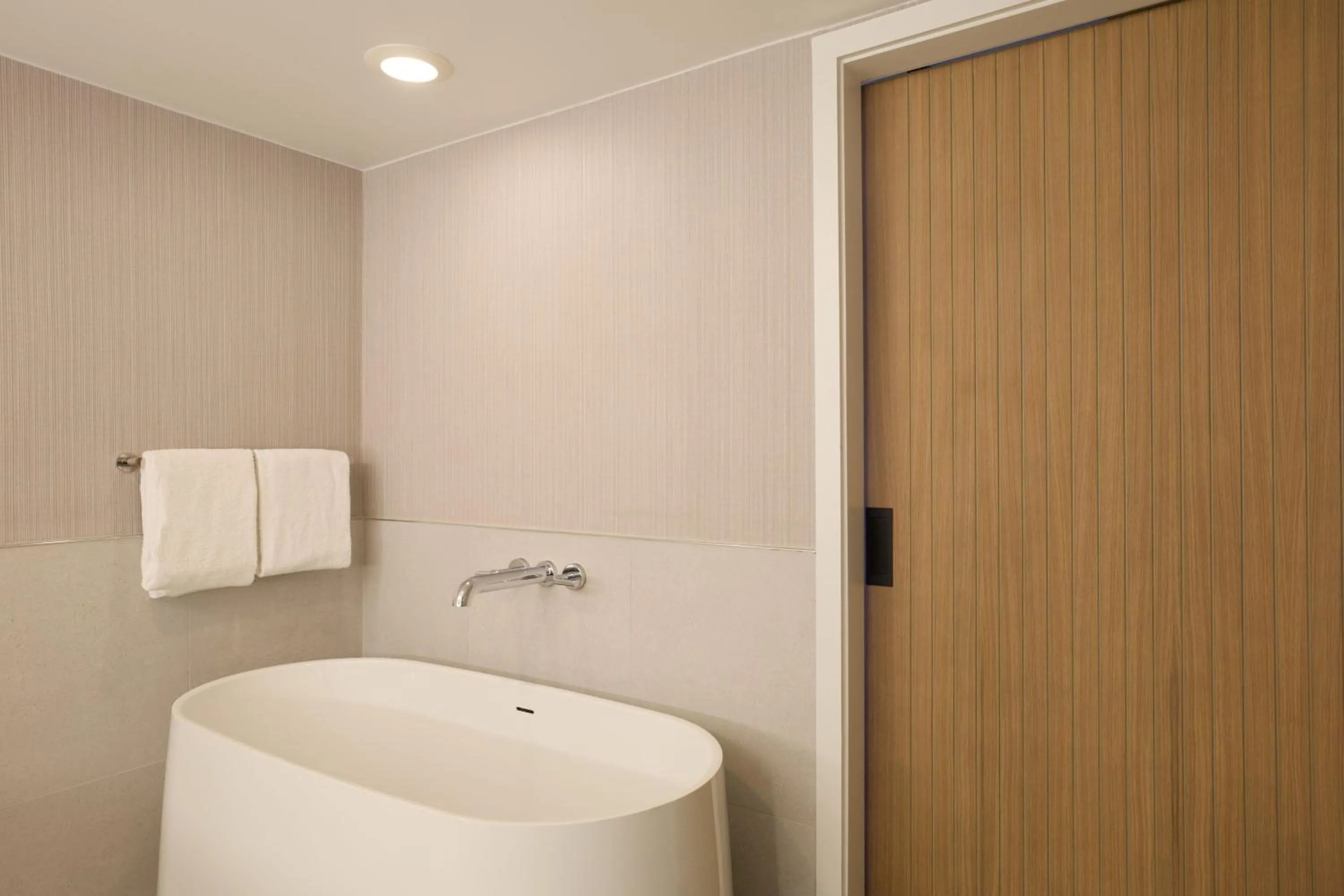 Photo of the whole room in Marriott Long Beach Downtown