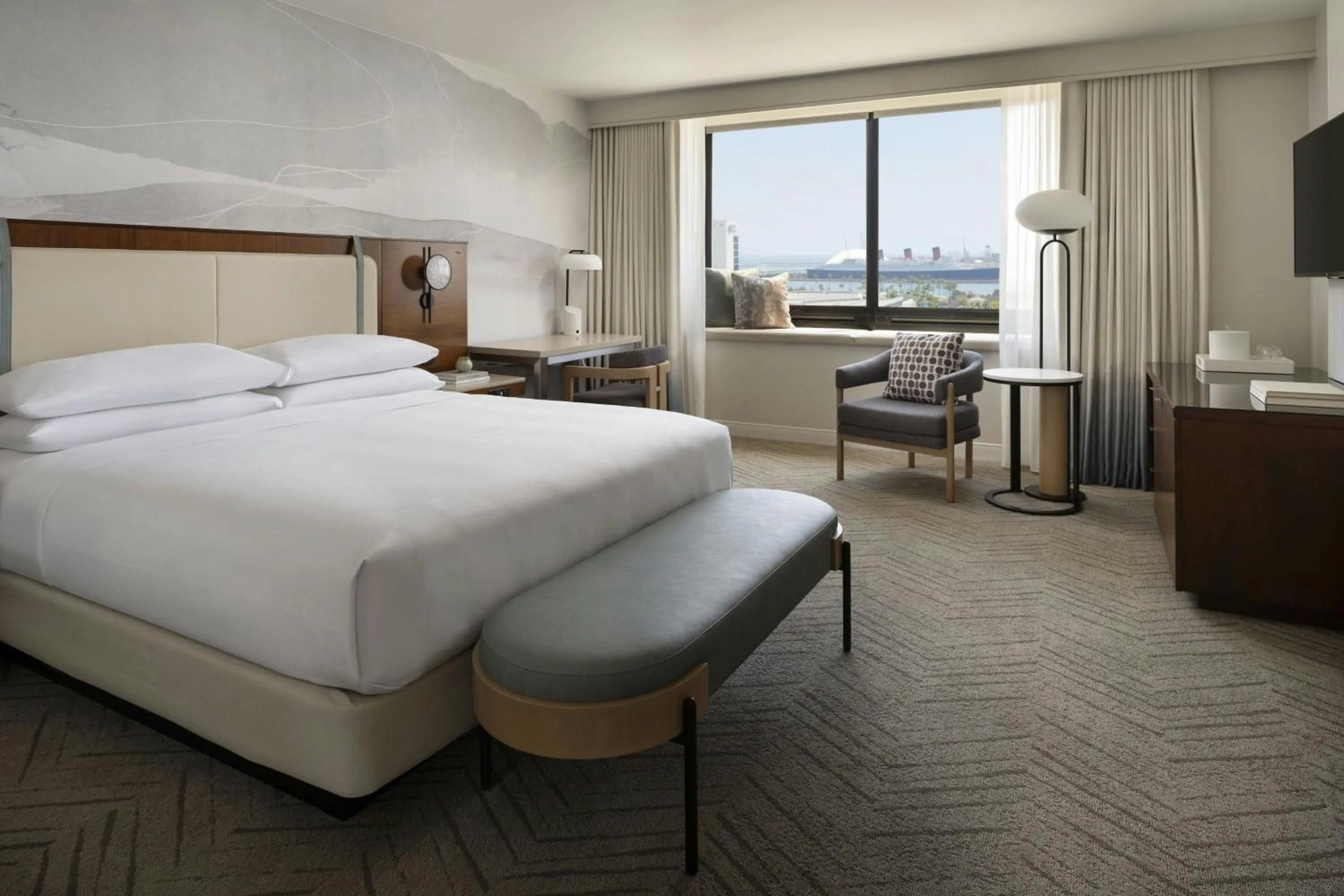 Photo of the whole room, Bed in Marriott Long Beach Downtown