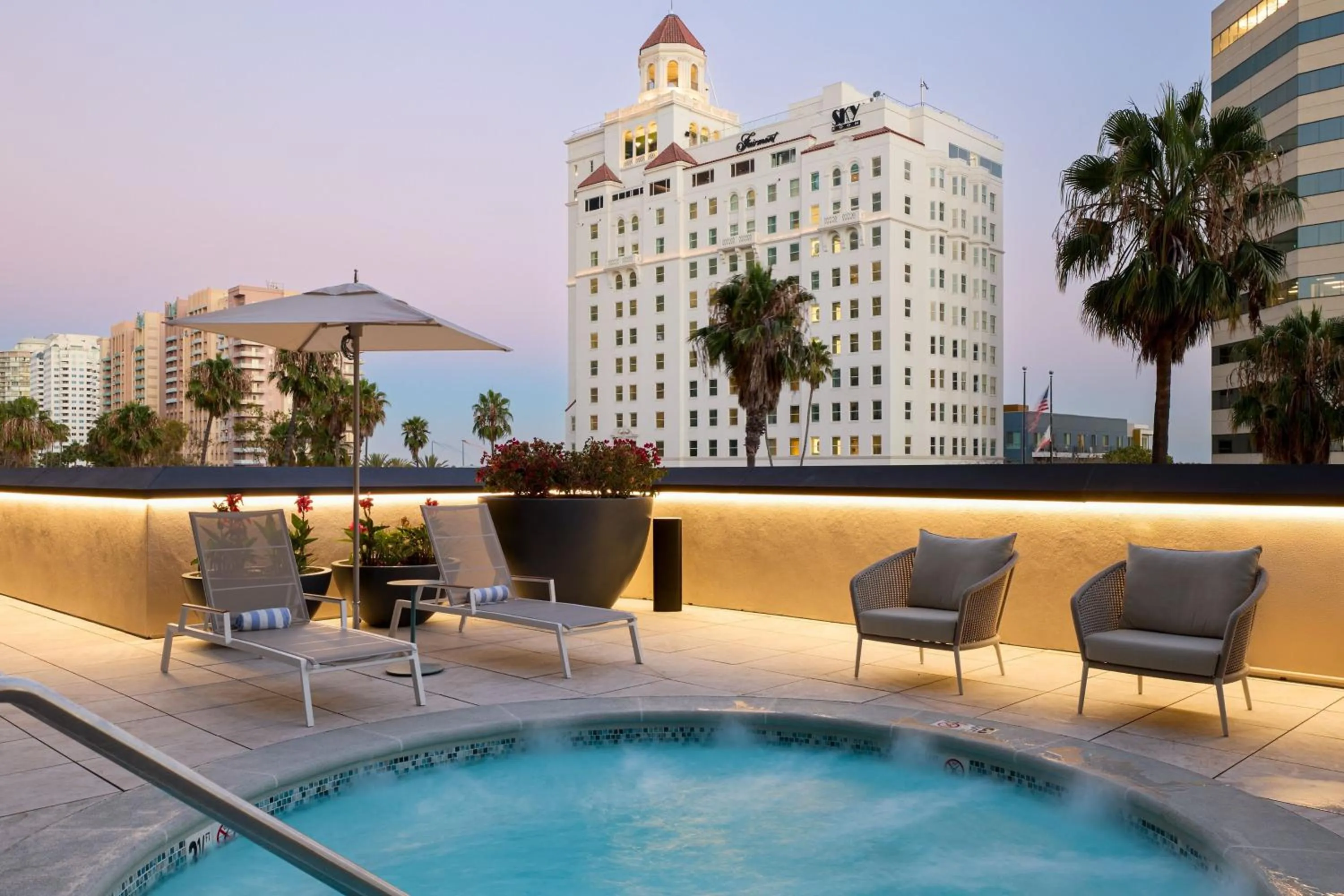 Swimming pool in Marriott Long Beach Downtown