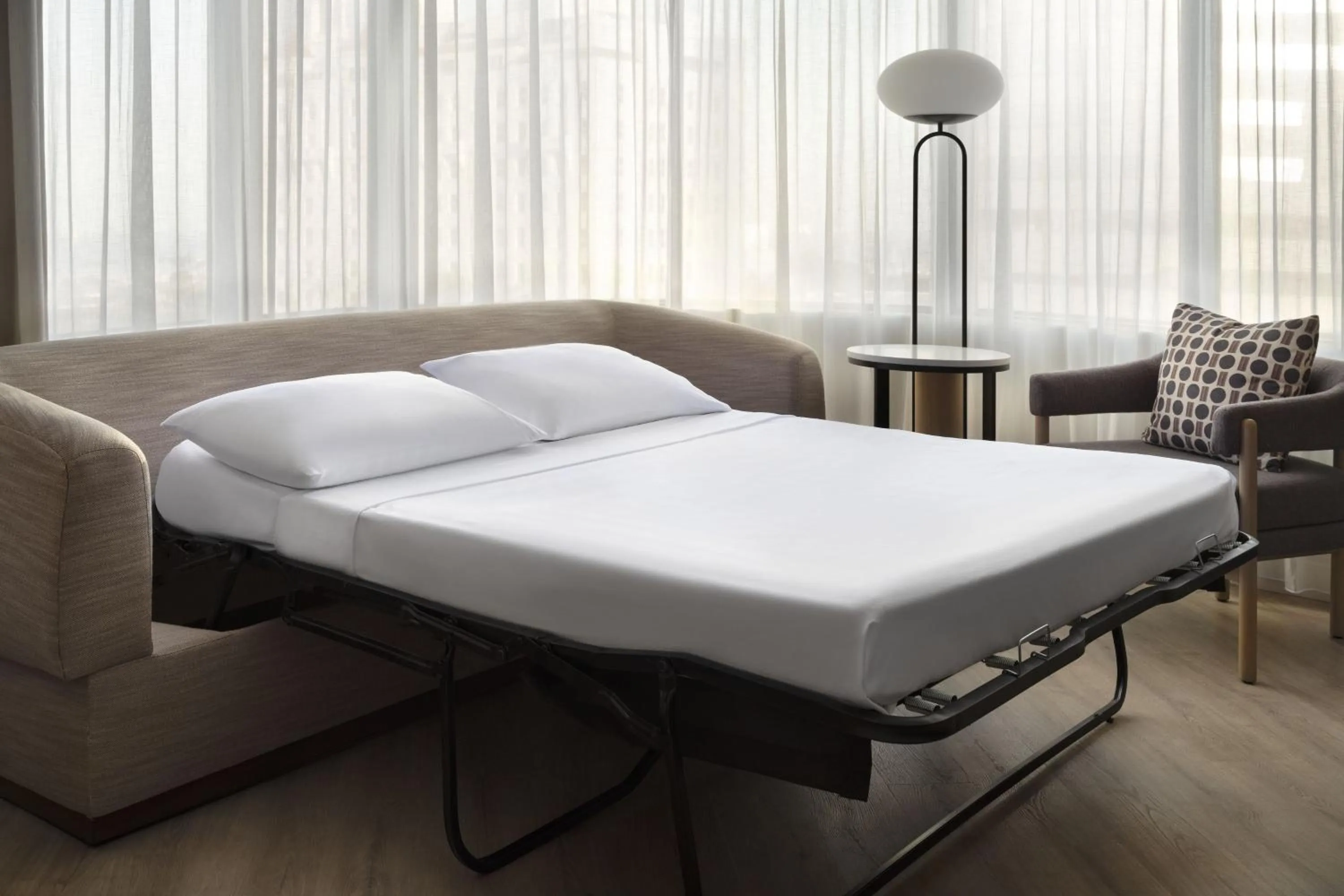 Photo of the whole room, Bed in Marriott Long Beach Downtown