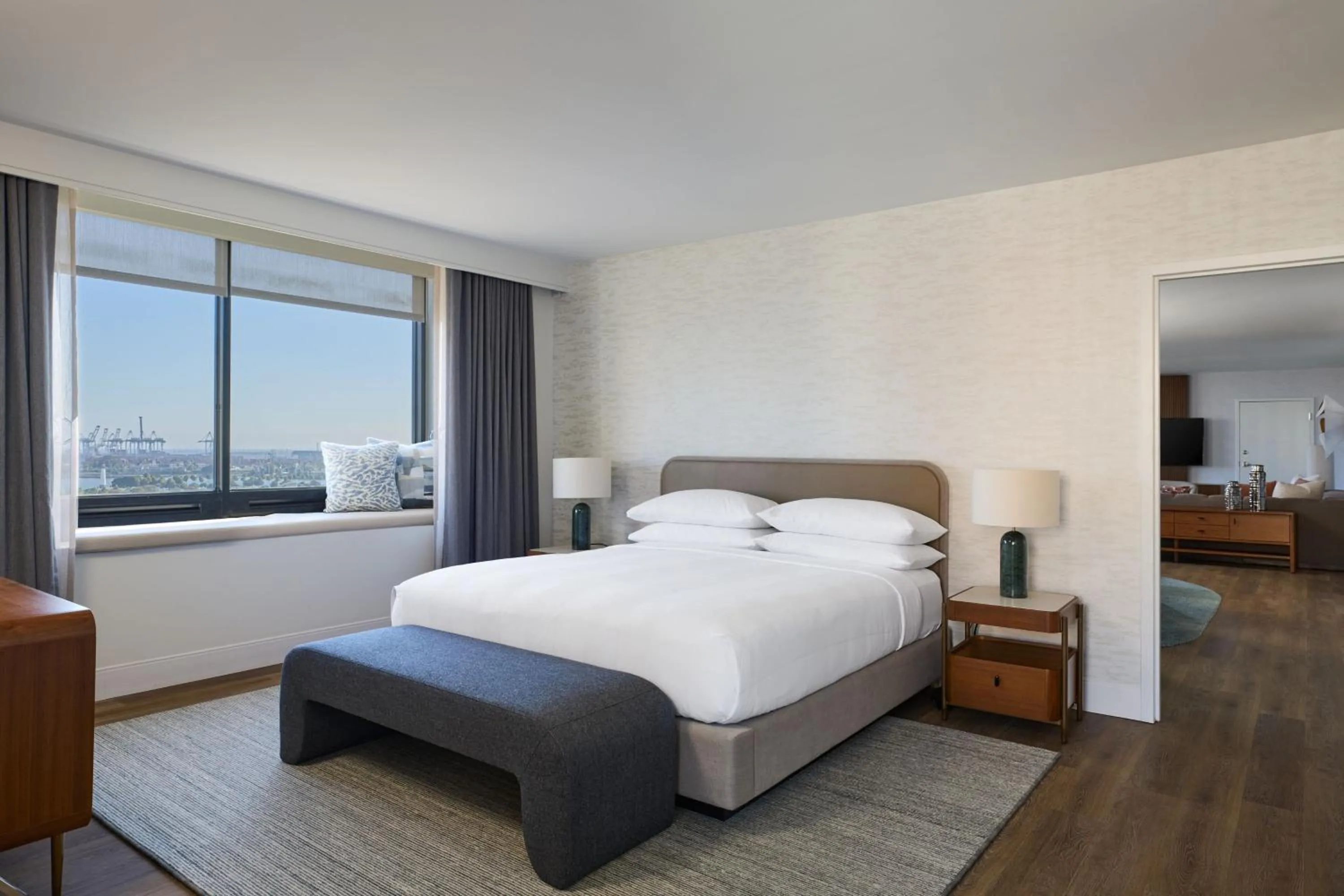 Photo of the whole room, Bed in Marriott Long Beach Downtown