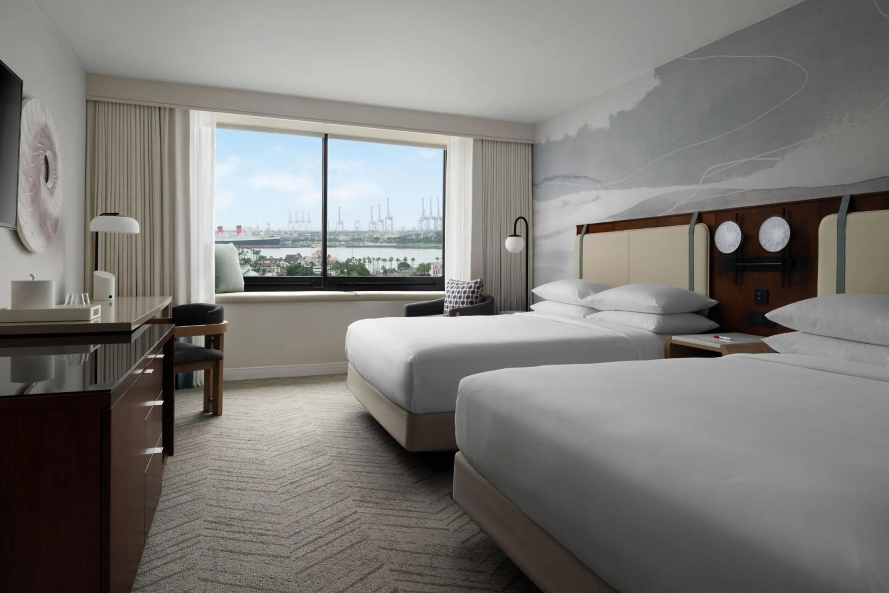 Photo of the whole room, Bed in Marriott Long Beach Downtown