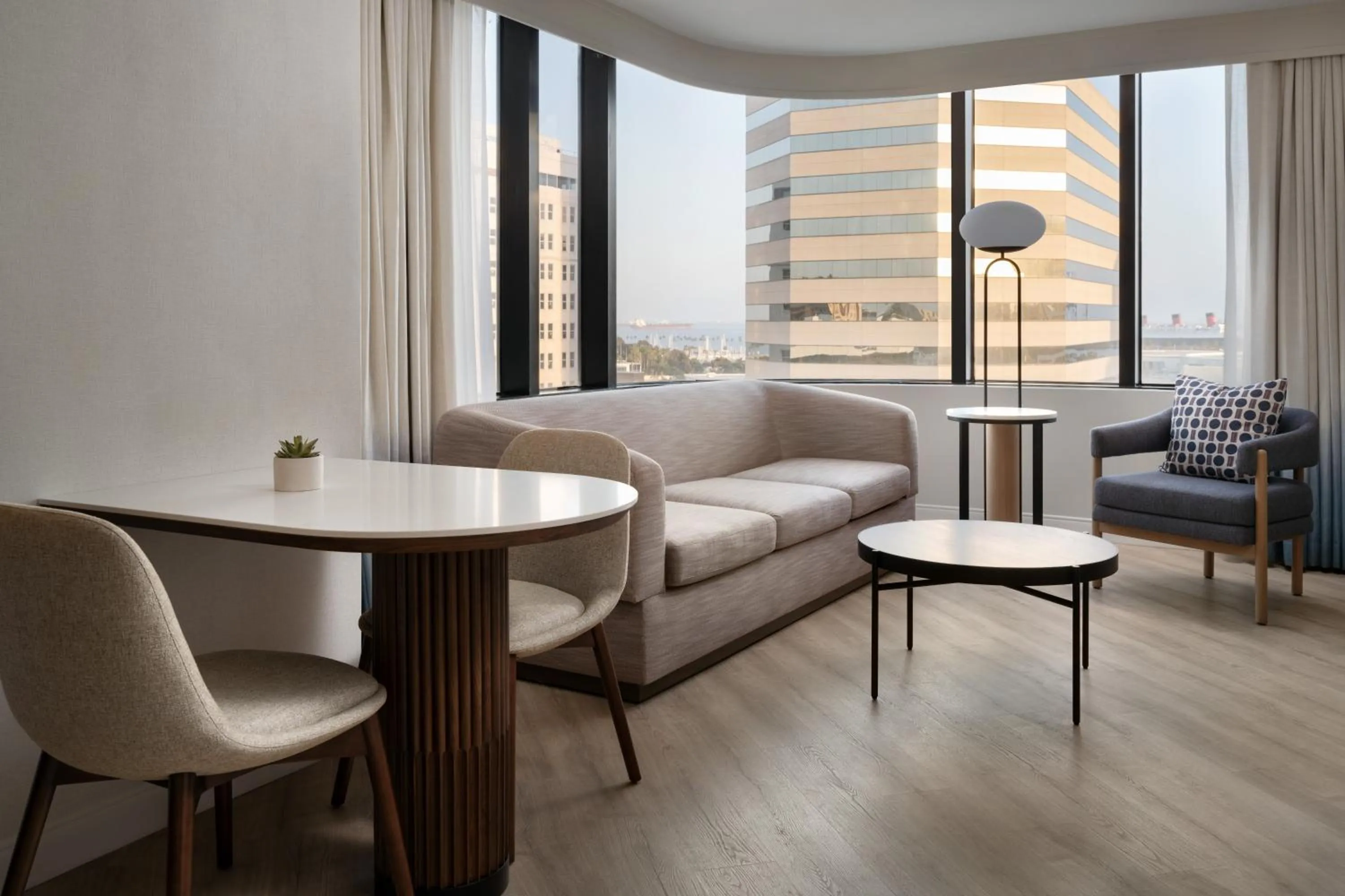 Seating area in Marriott Long Beach Downtown