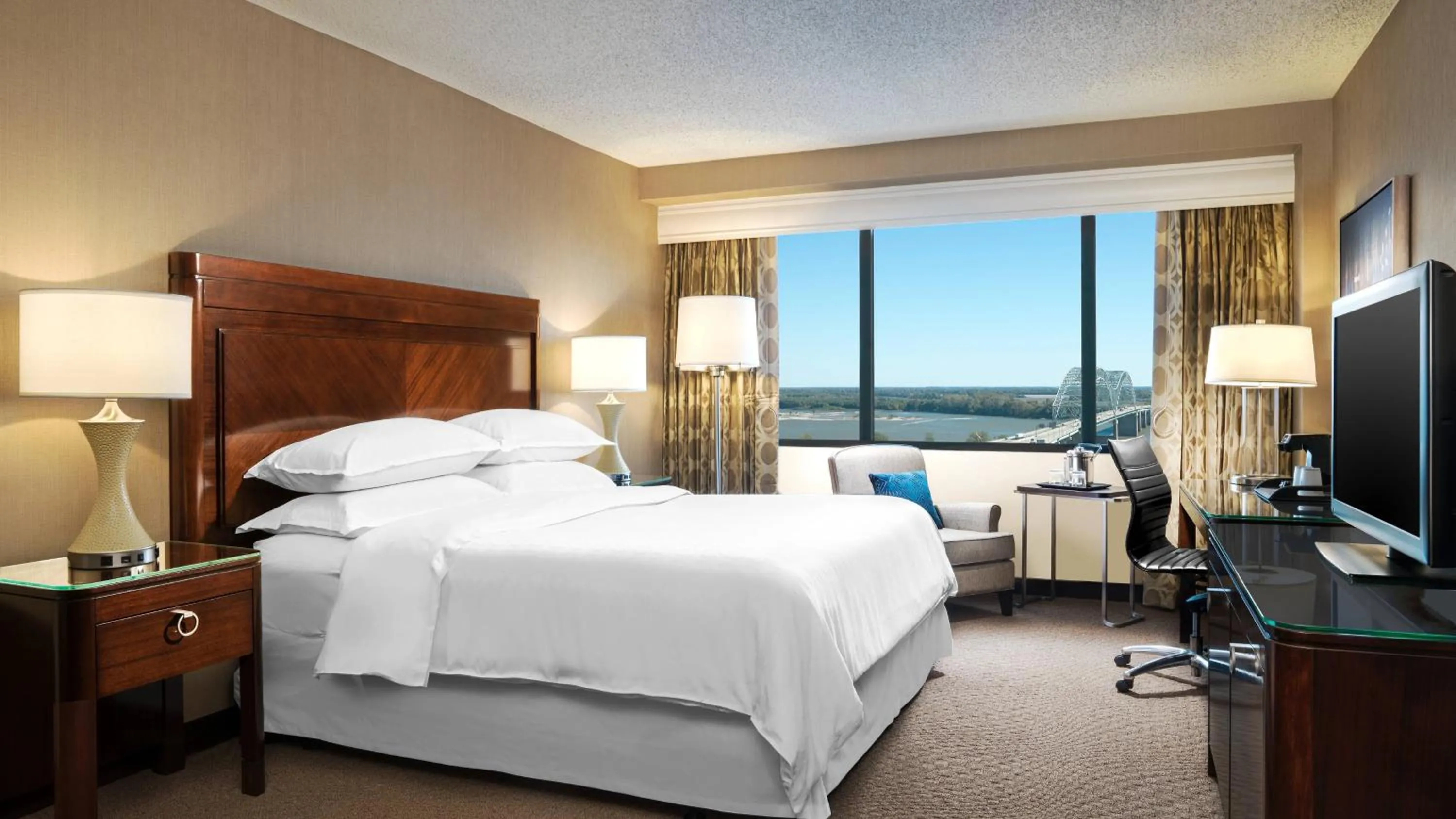 Bedroom, Bed in Sheraton Memphis Downtown Hotel