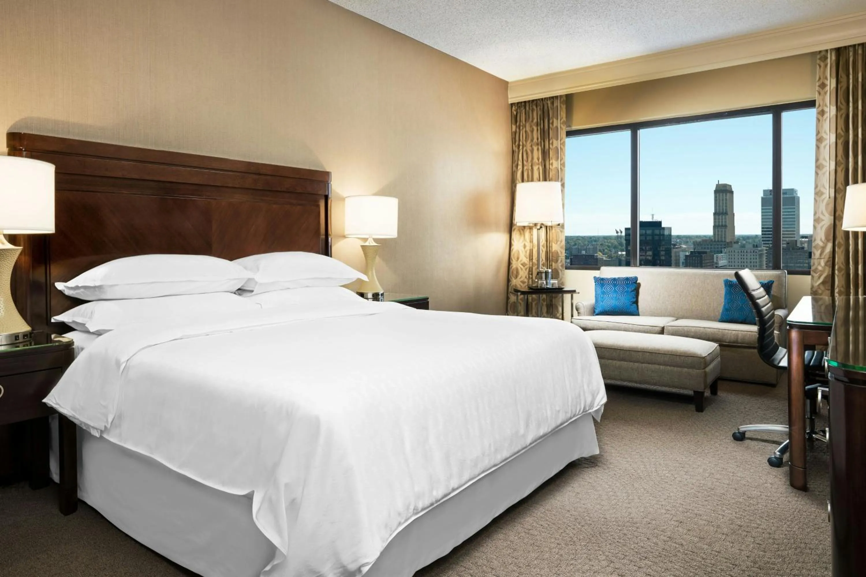 Photo of the whole room, Bed in Memphis Riverline Hotel