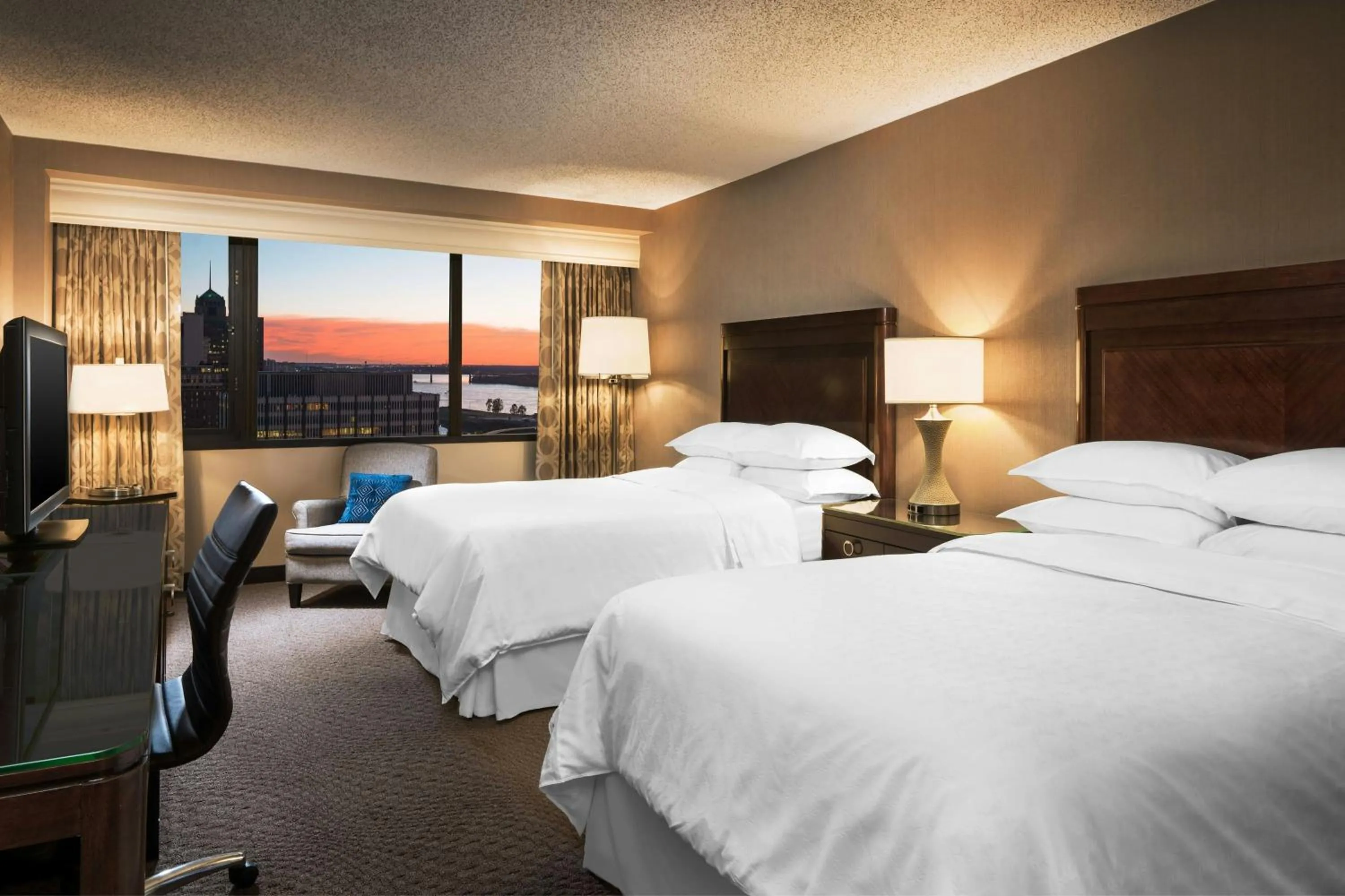 Photo of the whole room, Bed in Memphis Riverline Hotel