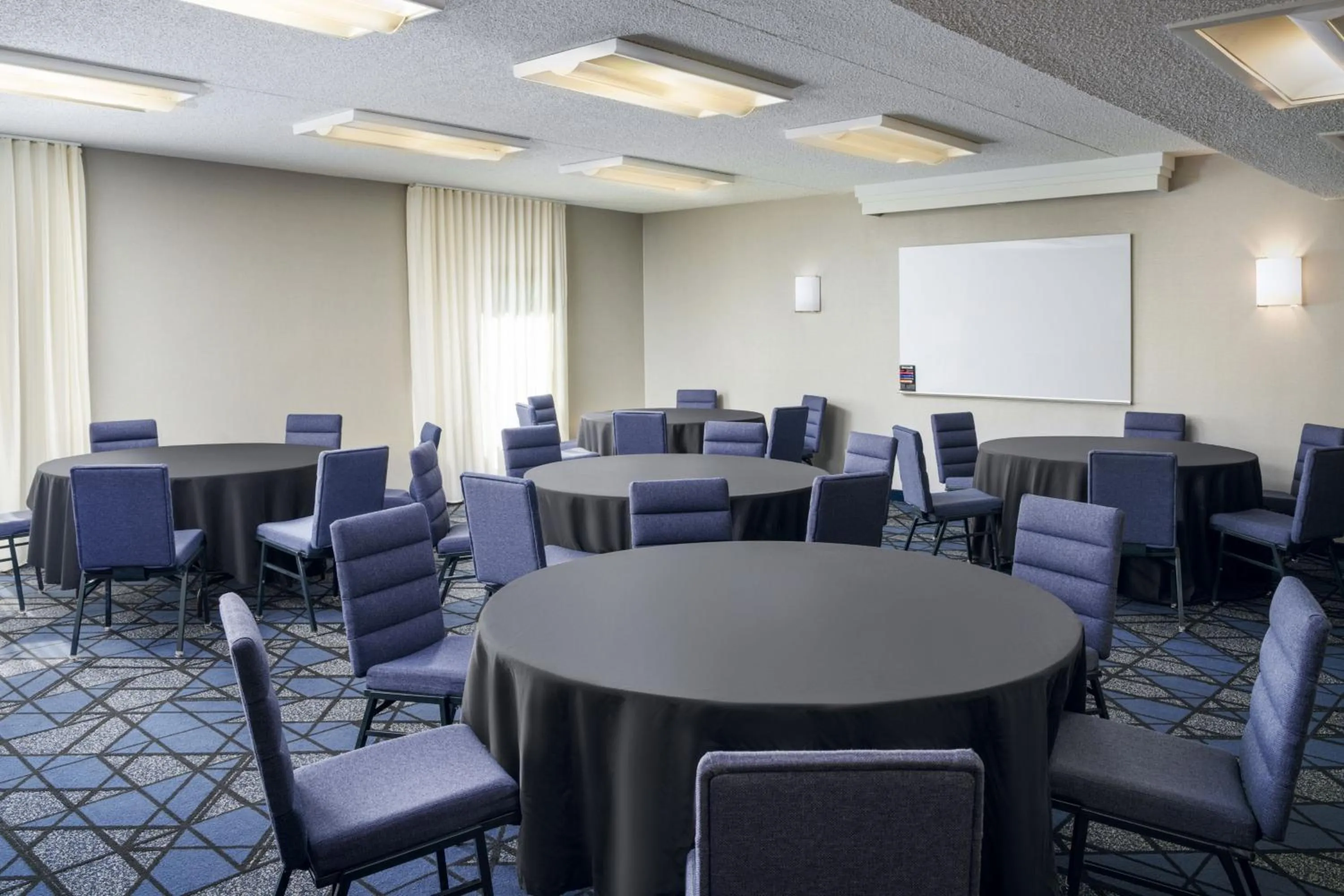 Meeting/conference room in Courtyard by Marriott Little Rock West