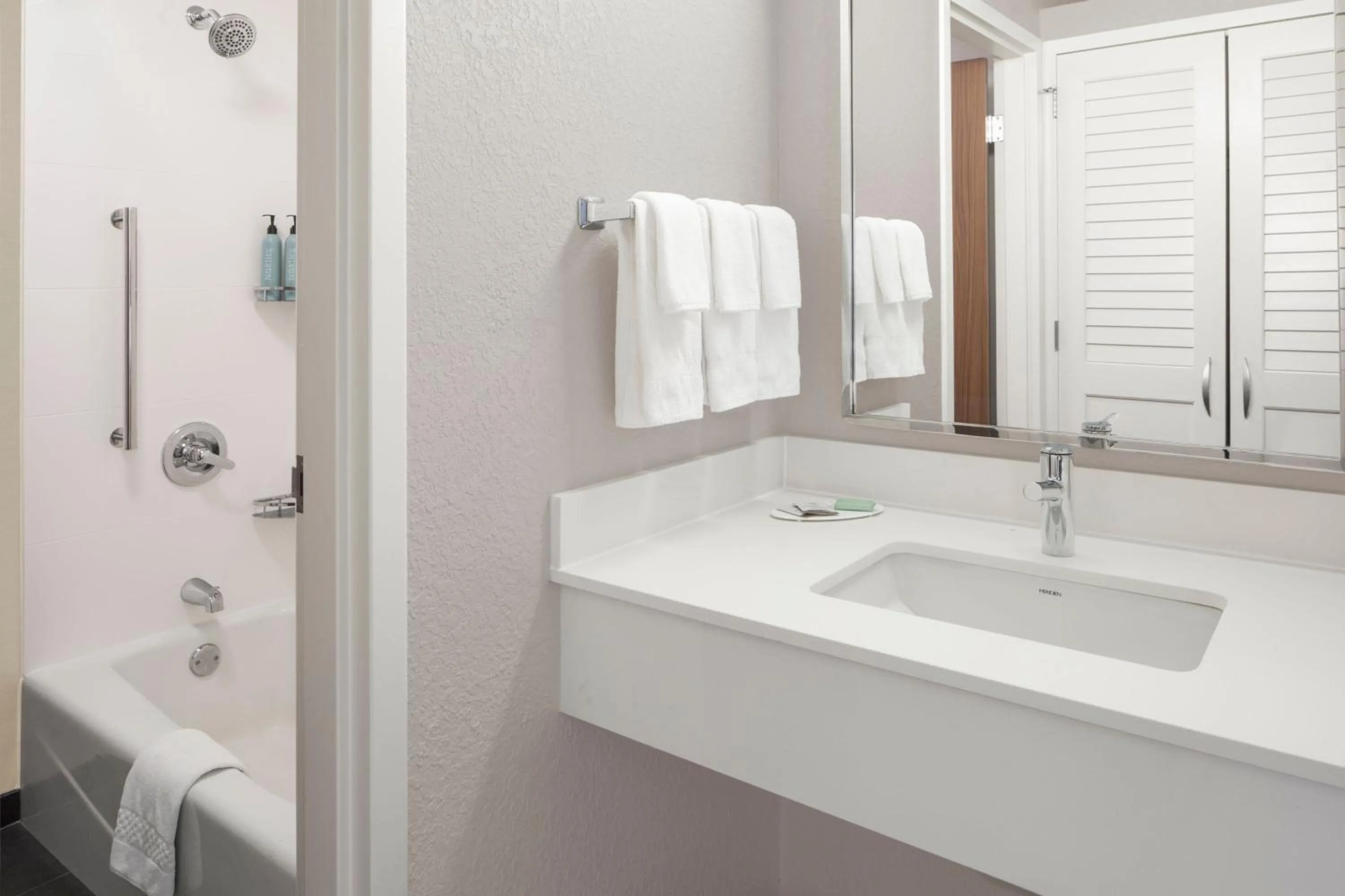 Bathroom in Courtyard by Marriott Little Rock West