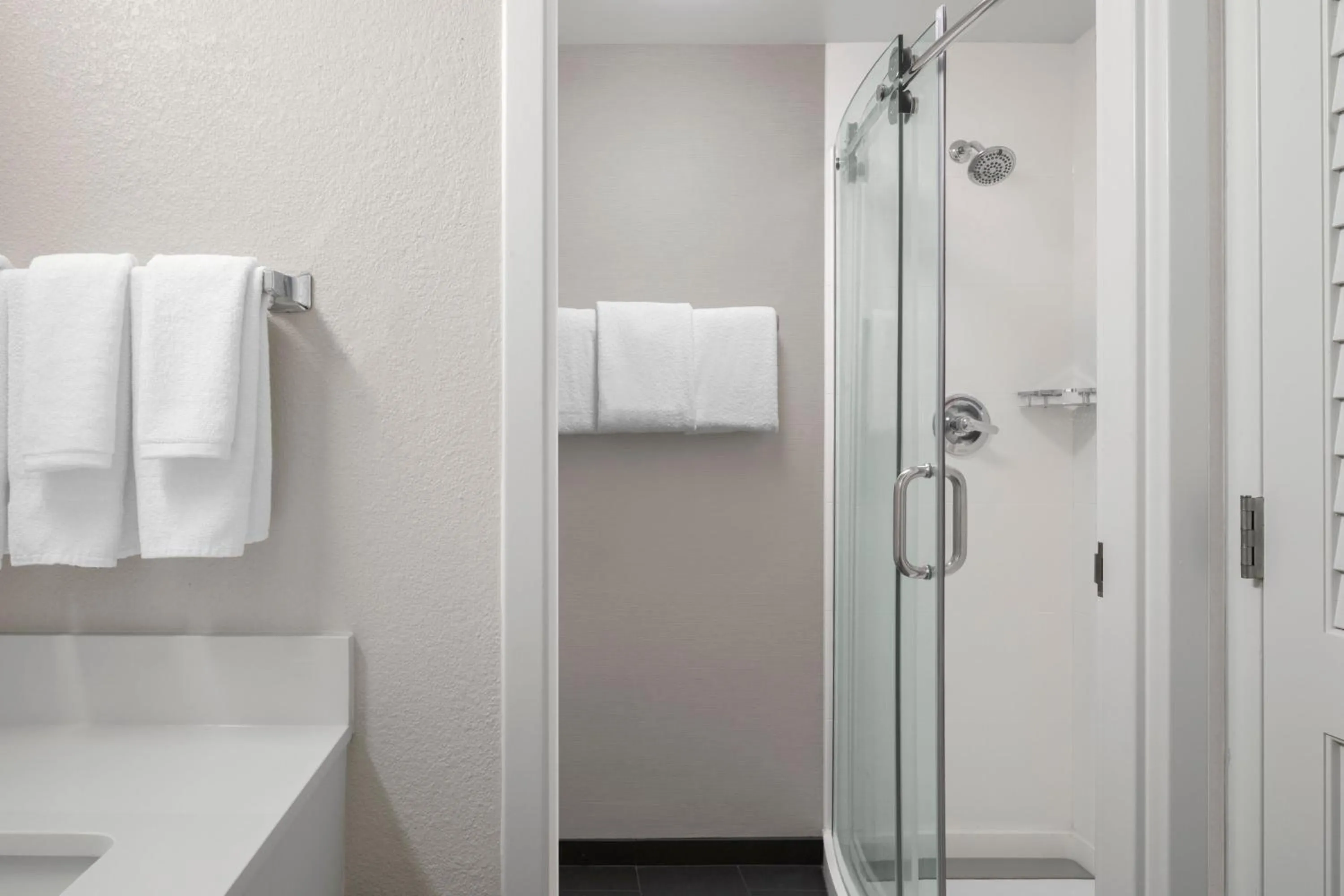 Bathroom in Courtyard by Marriott Little Rock West