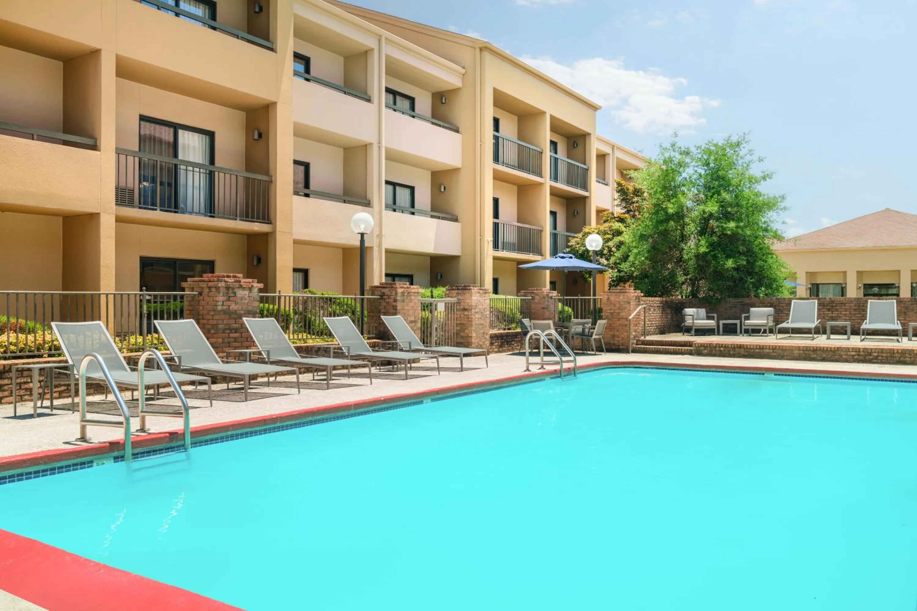 Swimming pool in Courtyard by Marriott Little Rock West
