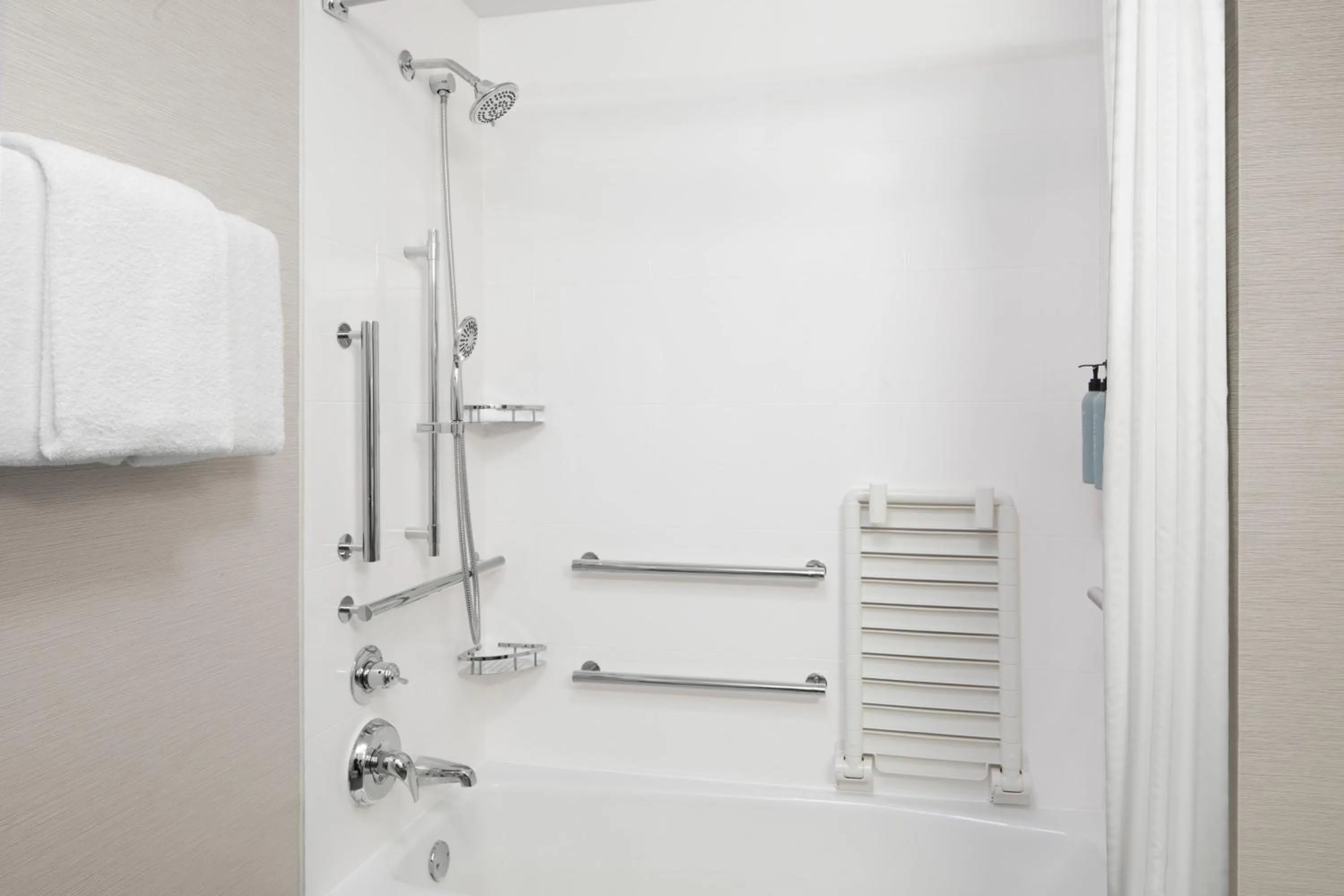 Photo of the whole room in Courtyard by Marriott Little Rock West