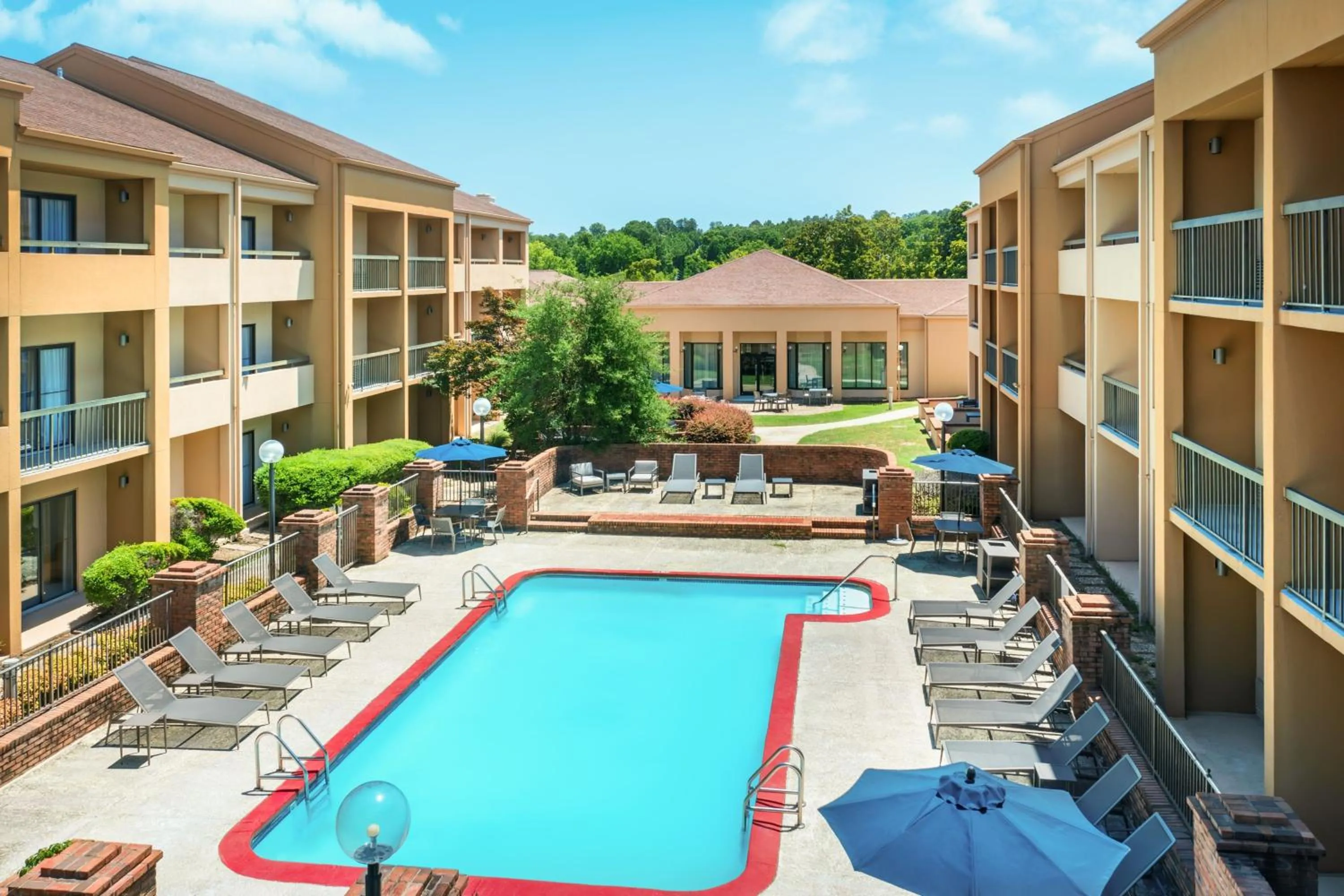 Swimming pool in Courtyard by Marriott Little Rock West