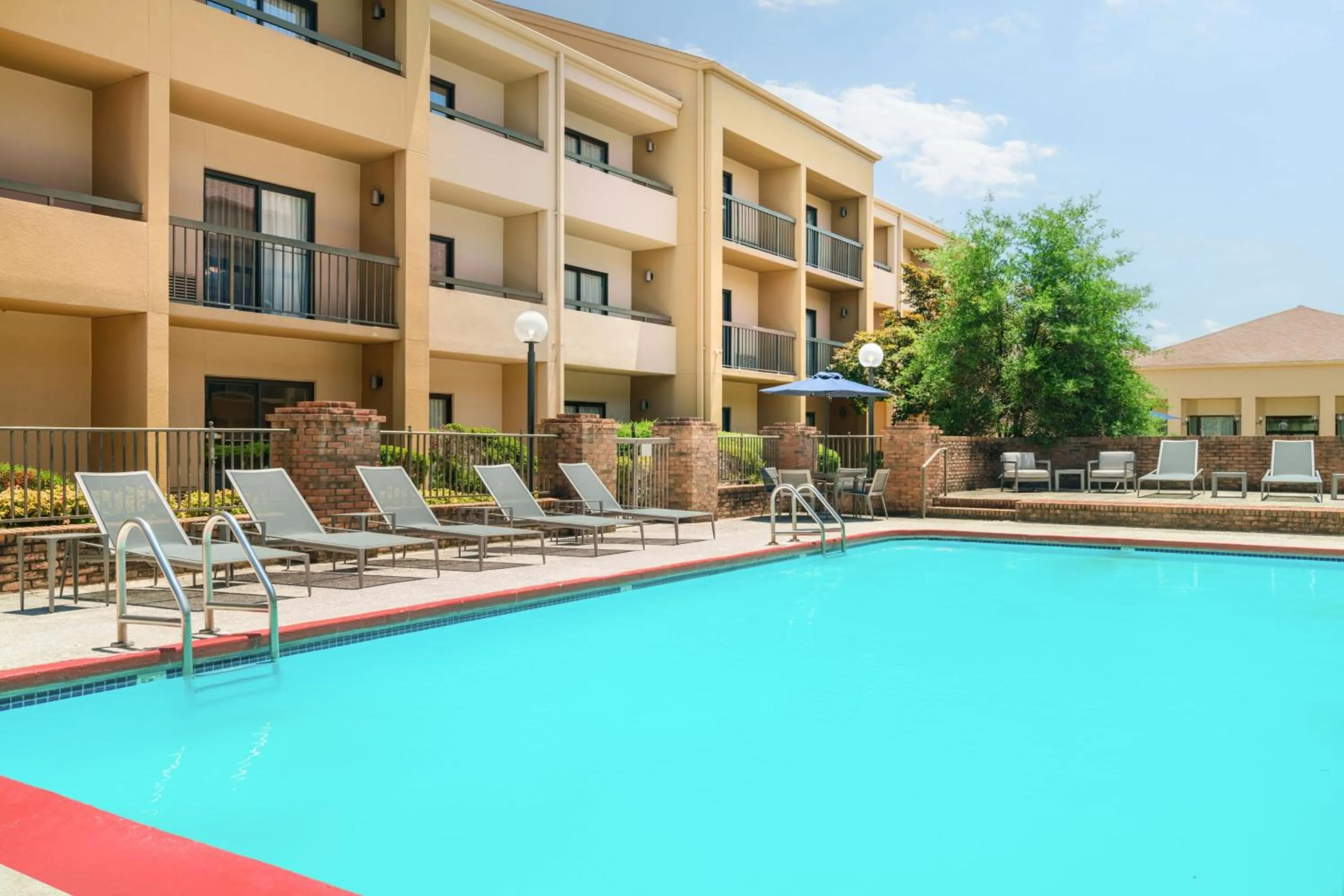 Swimming pool in Courtyard by Marriott Little Rock West