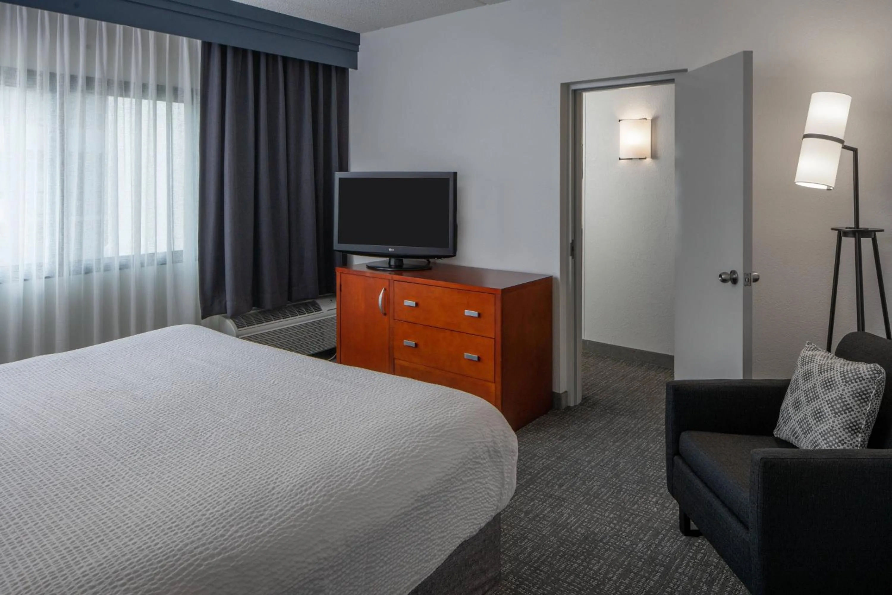 Bedroom, Bed in Courtyard by Marriott Memphis East/Park Avenue