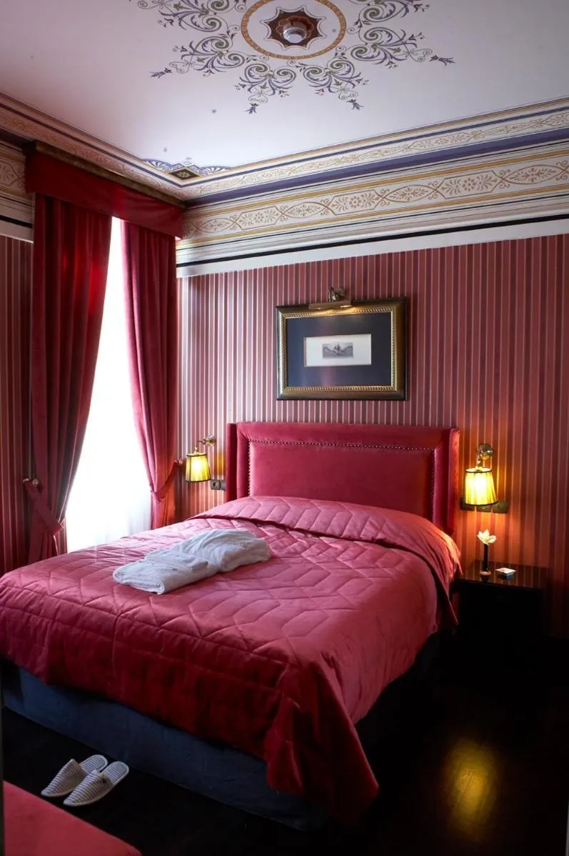 Bed in Maison Grecque Hotel Extraordinaire