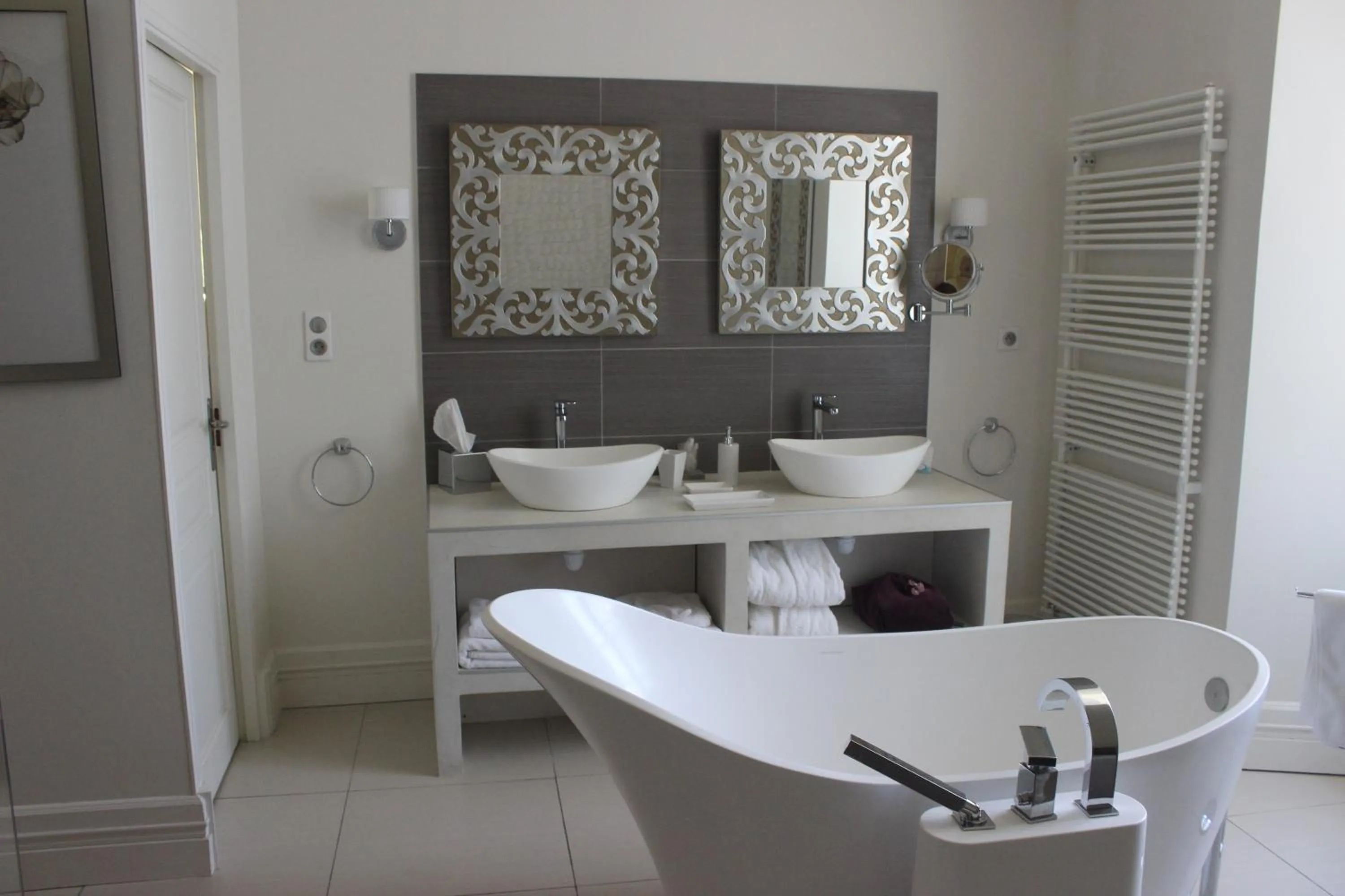 Bathroom in Château de Courtebotte