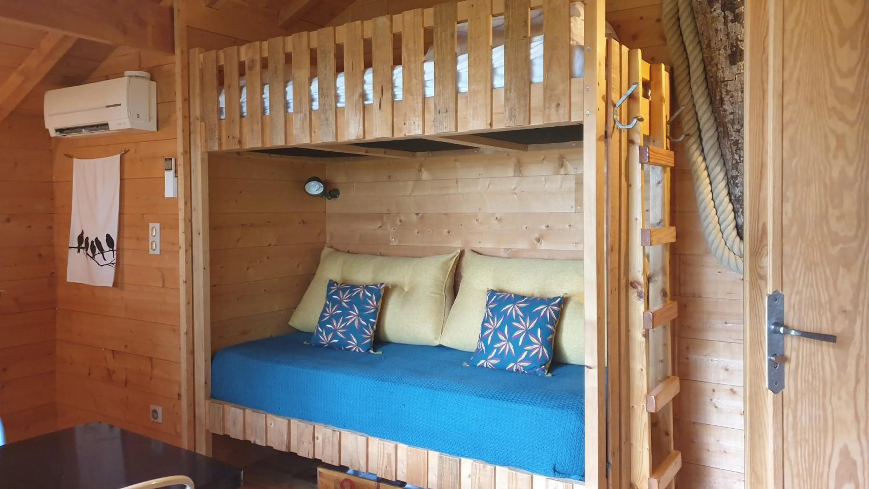 bunk bed, Bed in Château de Courtebotte
