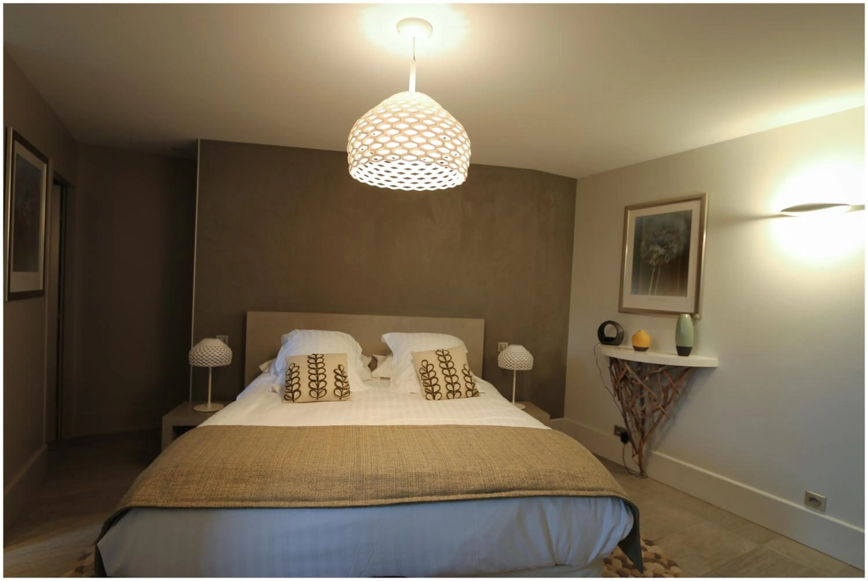 Photo of the whole room, Bed in Château de Courtebotte