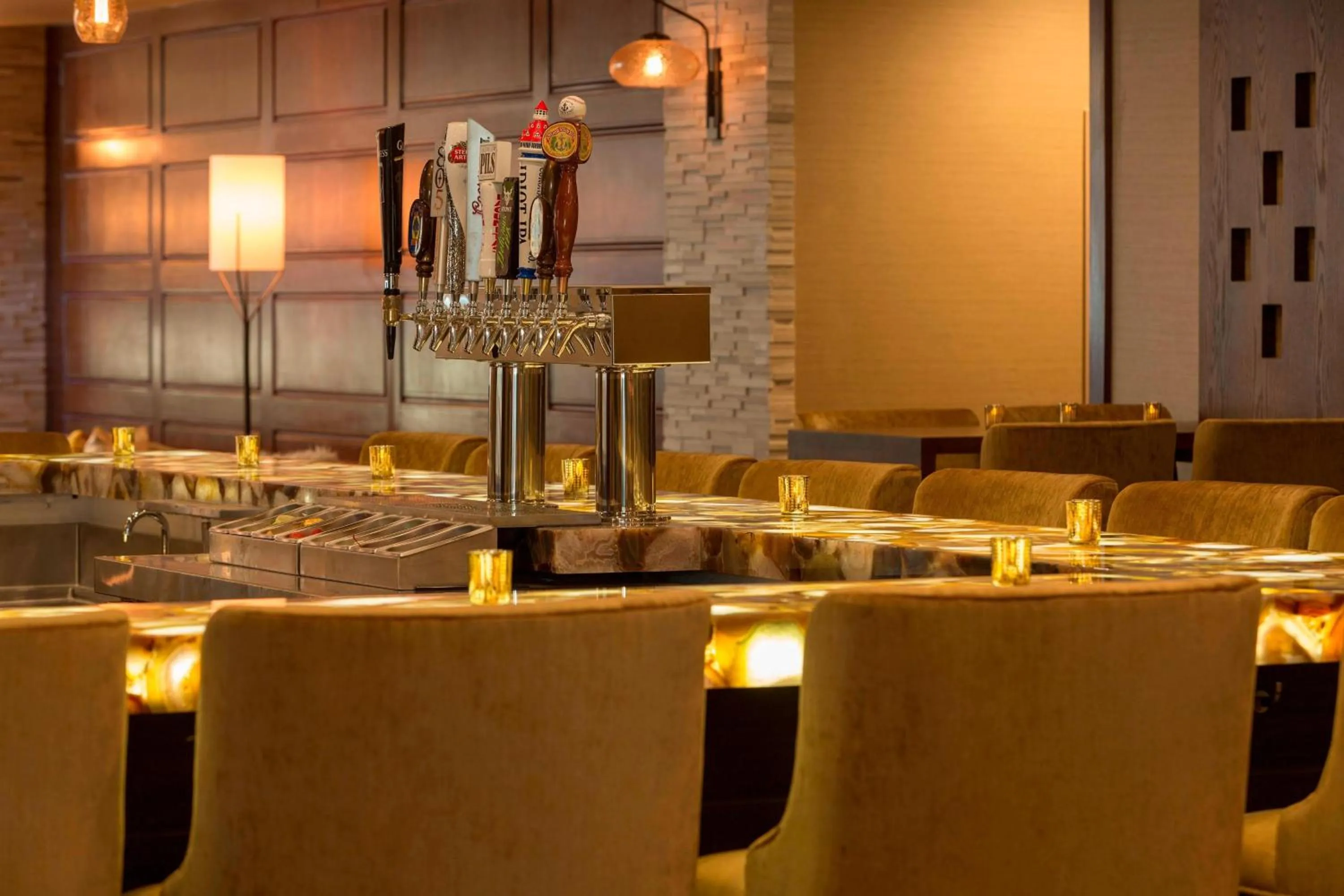 Lounge or bar in Monterey Marriott