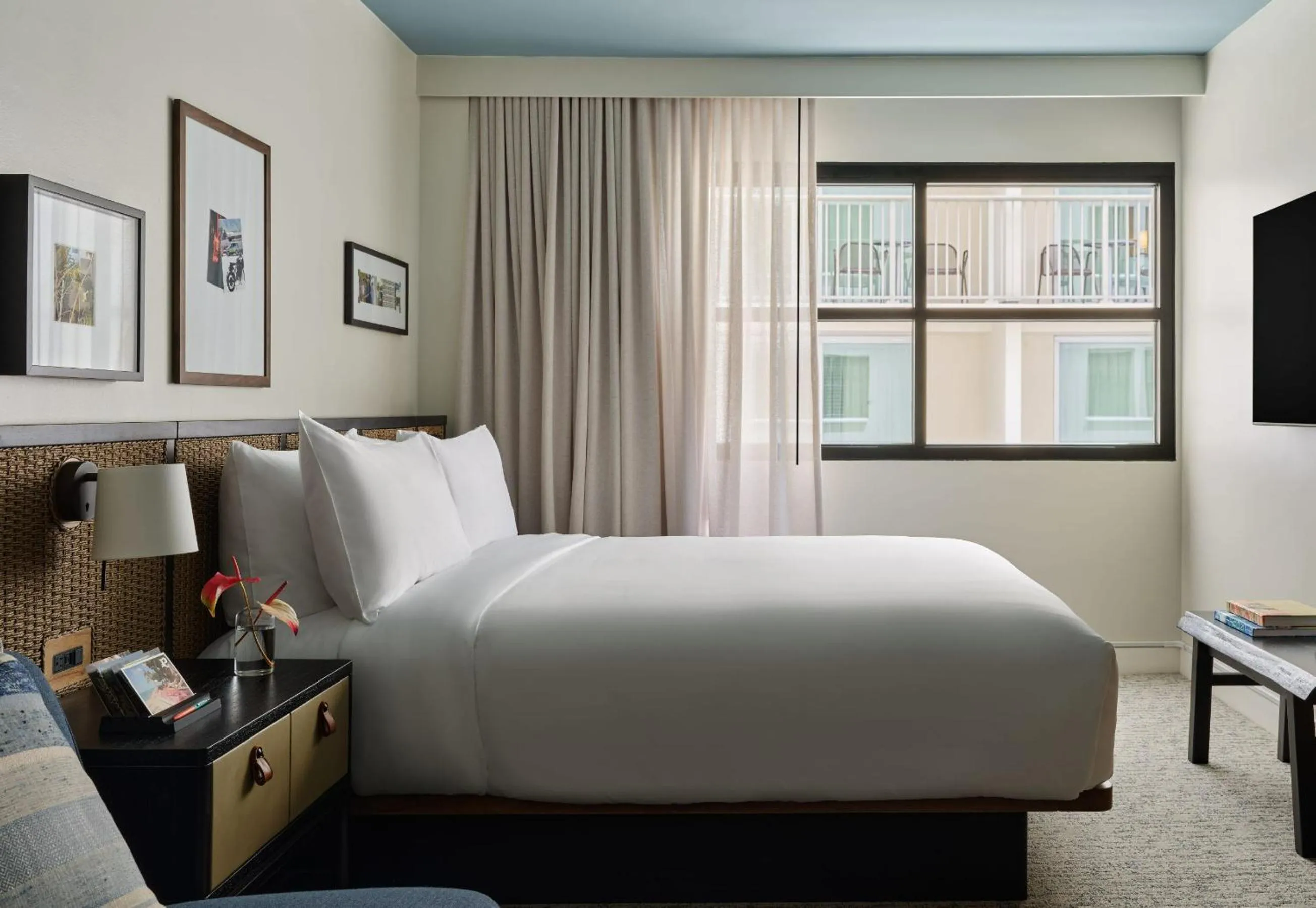 Bed in Romer House Waikiki