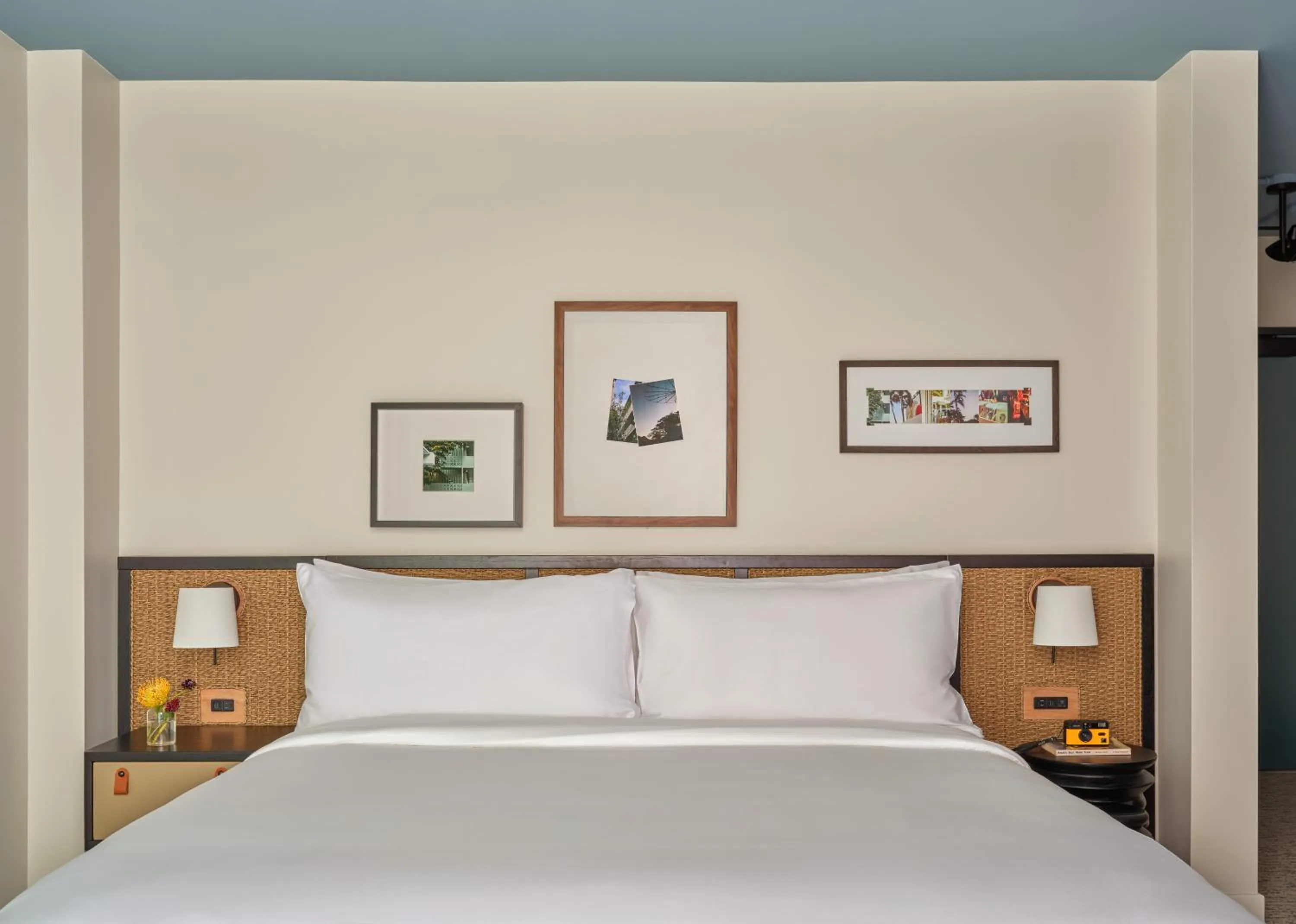 Bed in Romer House Waikiki