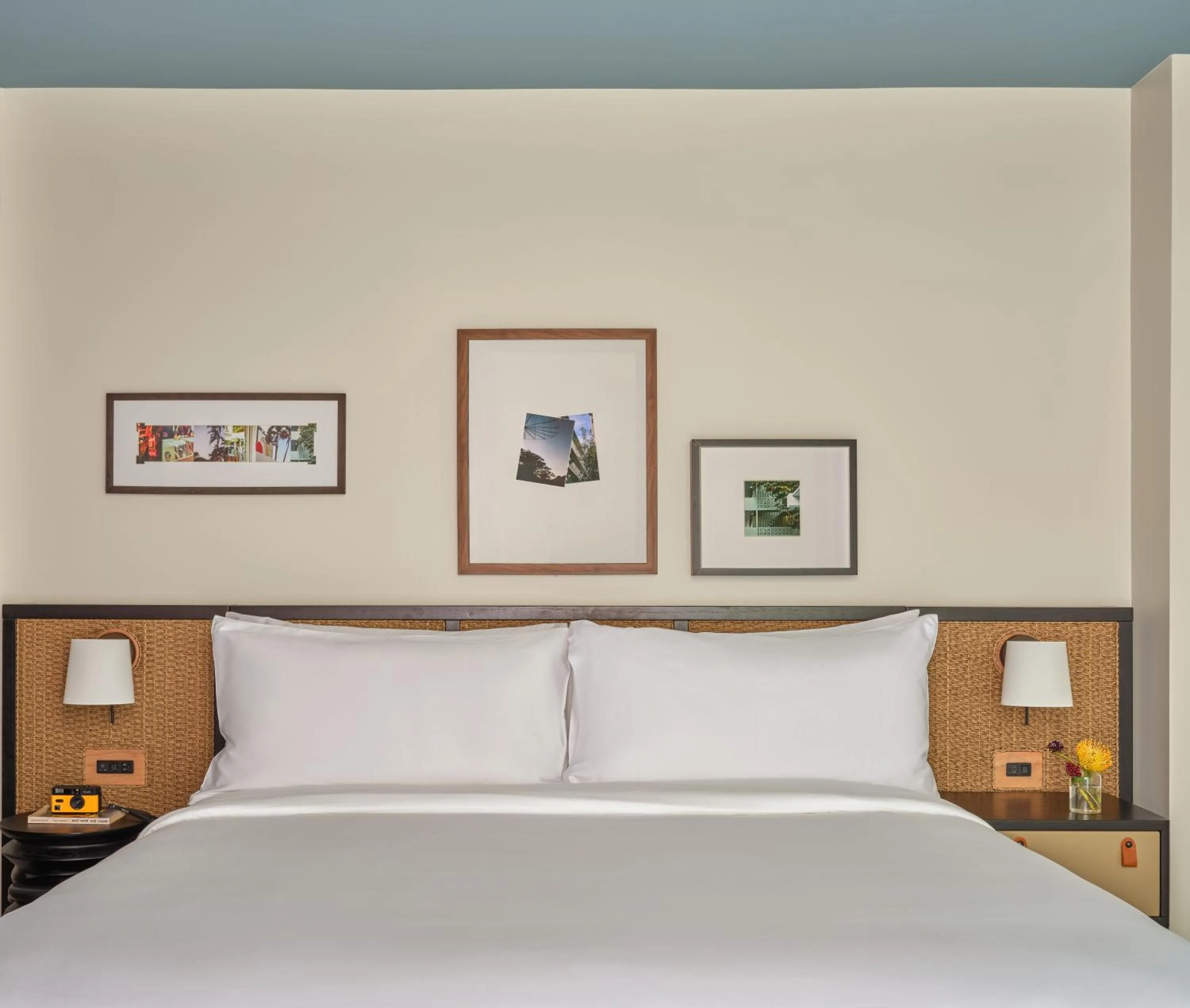 Bed in Romer House Waikiki