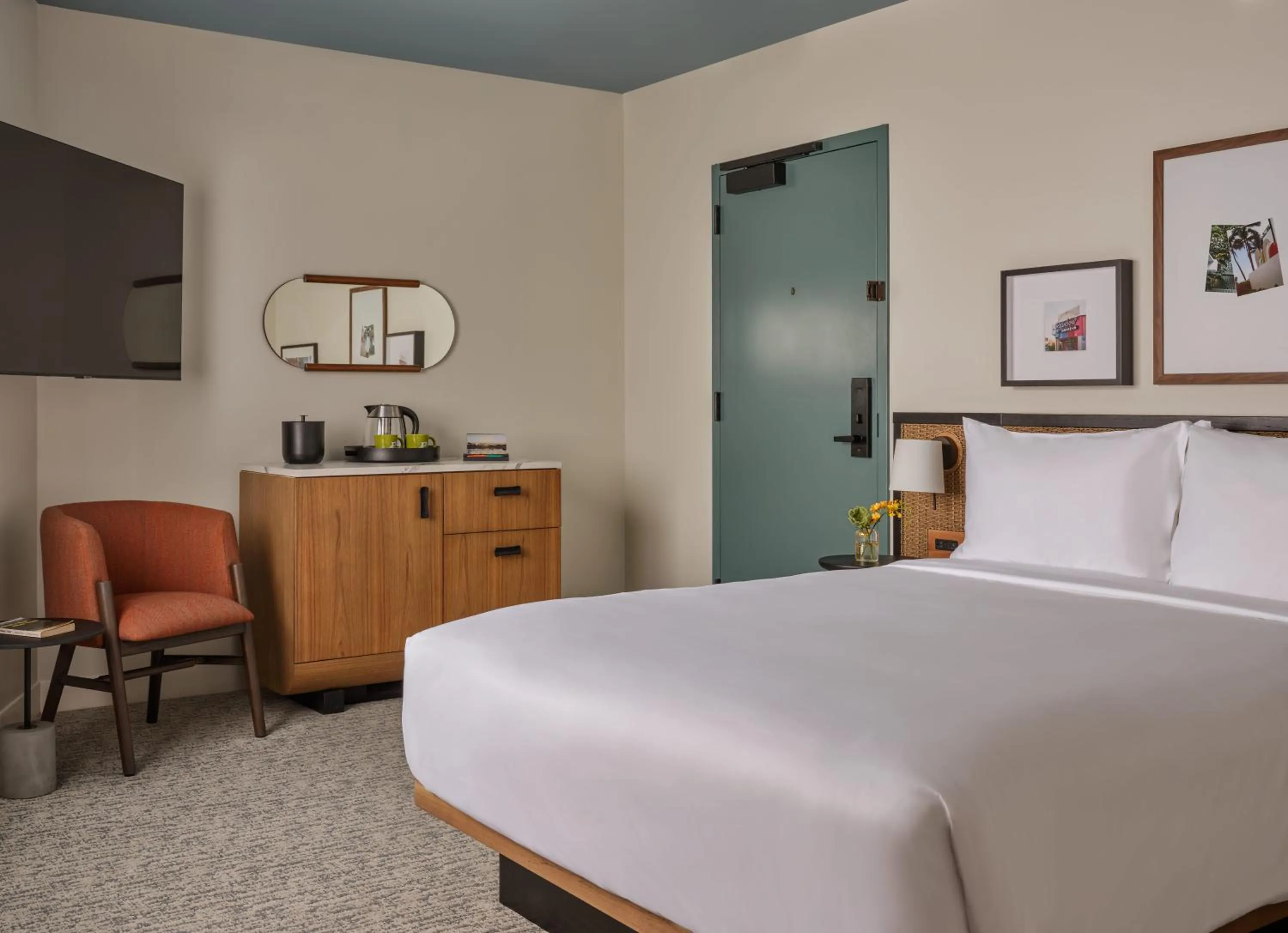 Bed in Romer House Waikiki