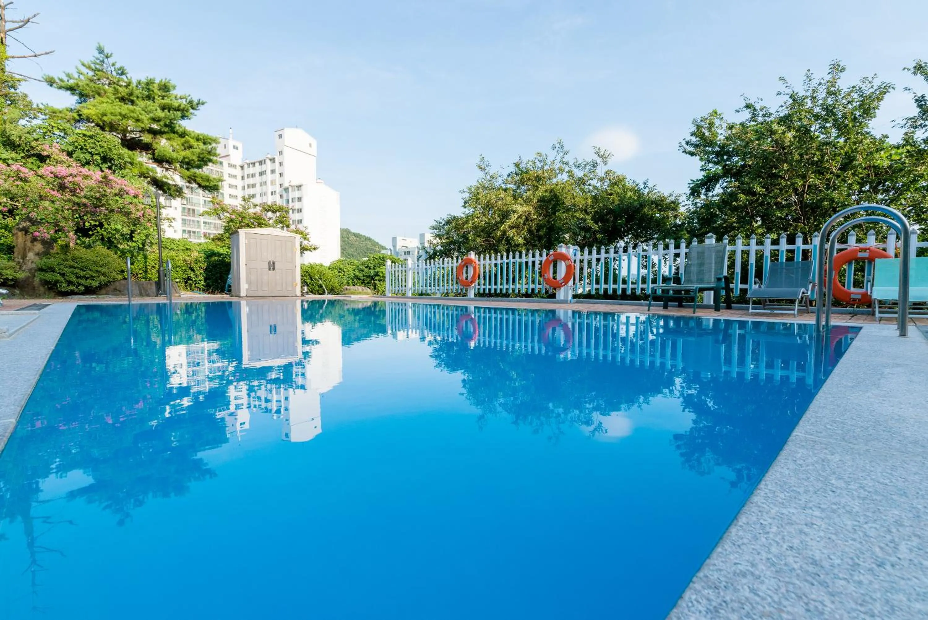 Swimming pool in Home Fourest Resort Geoje