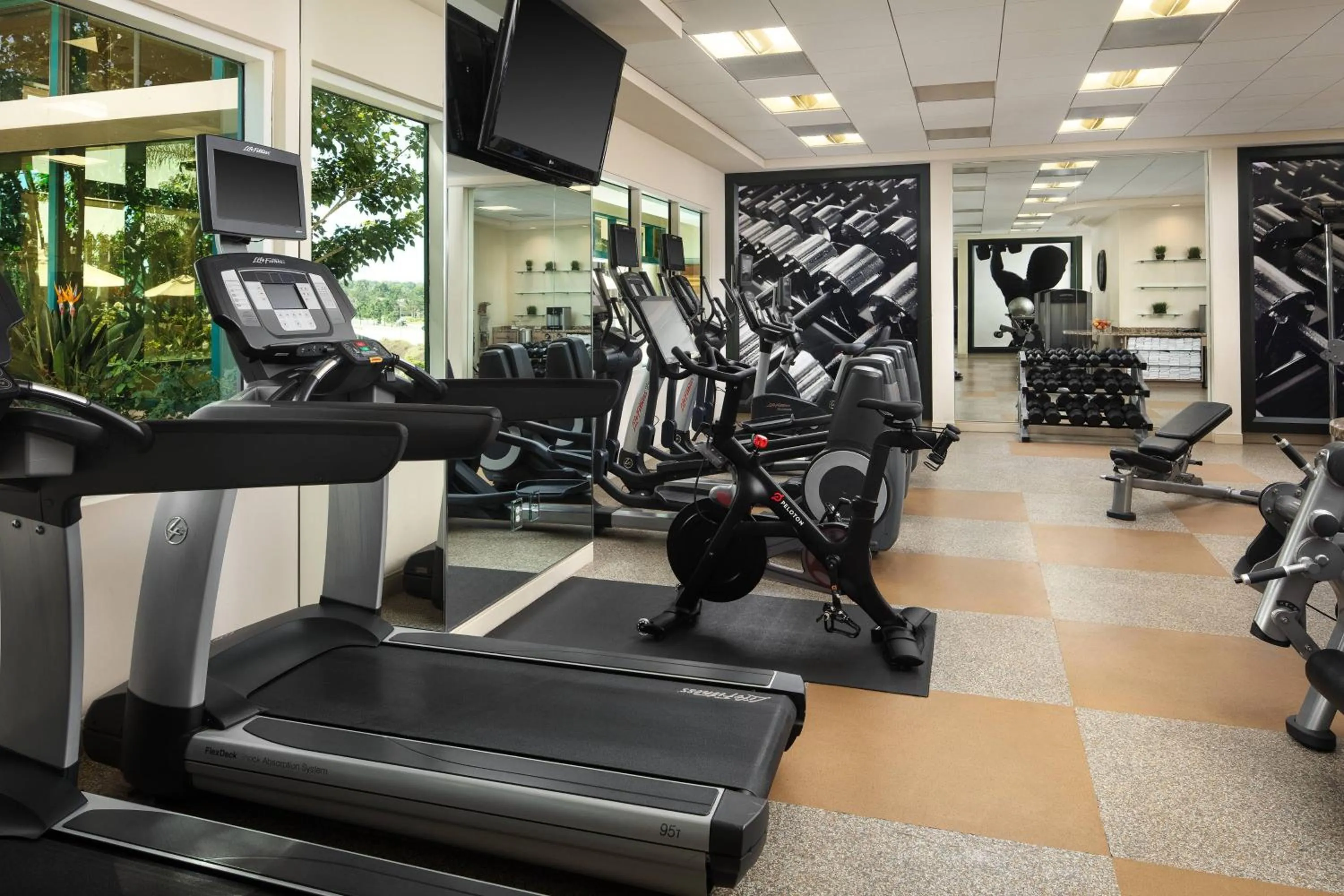 Fitness centre/facilities in Newport Beach Marriott Bayview