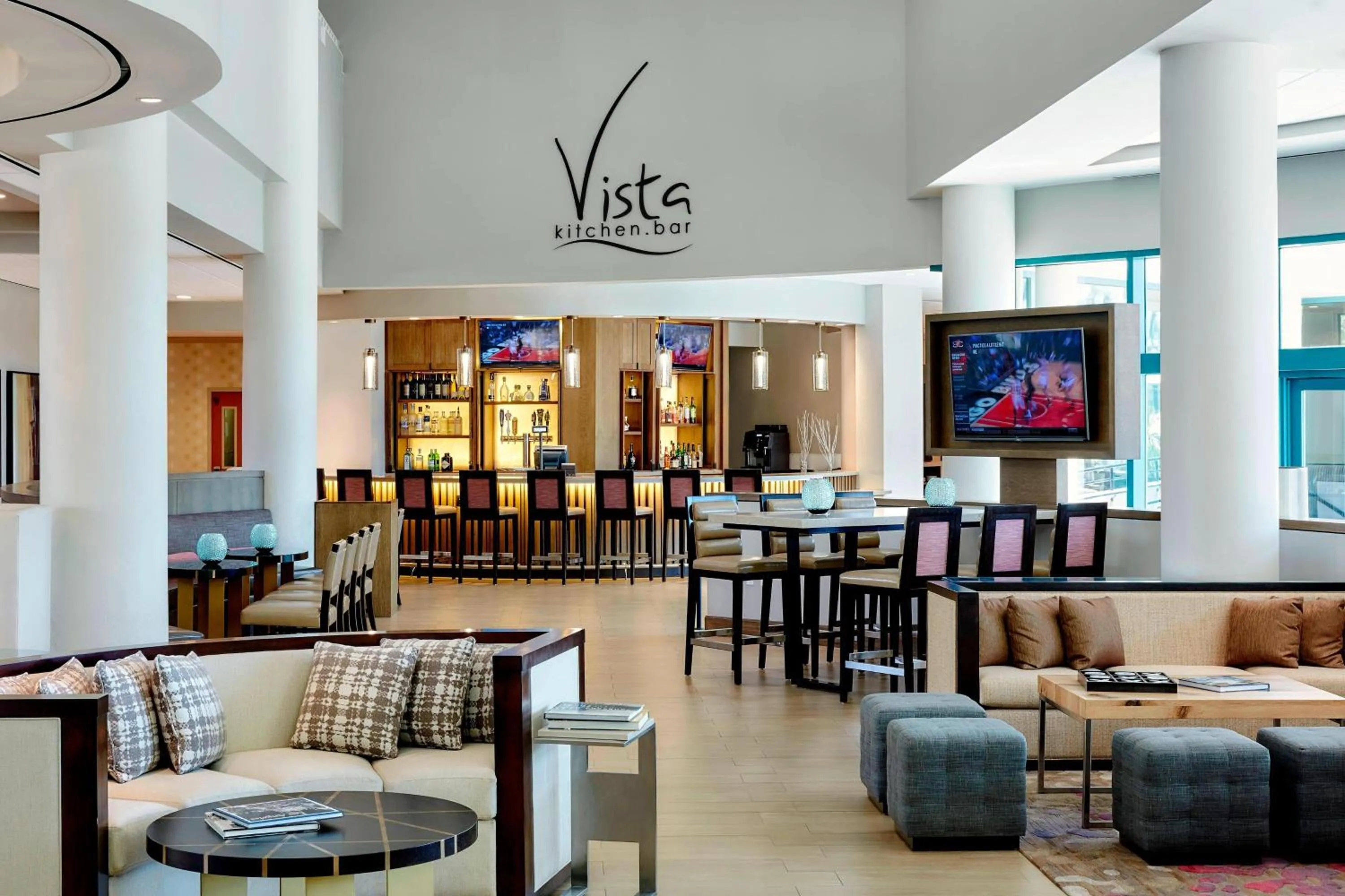 Lounge or bar in Newport Beach Marriott Bayview