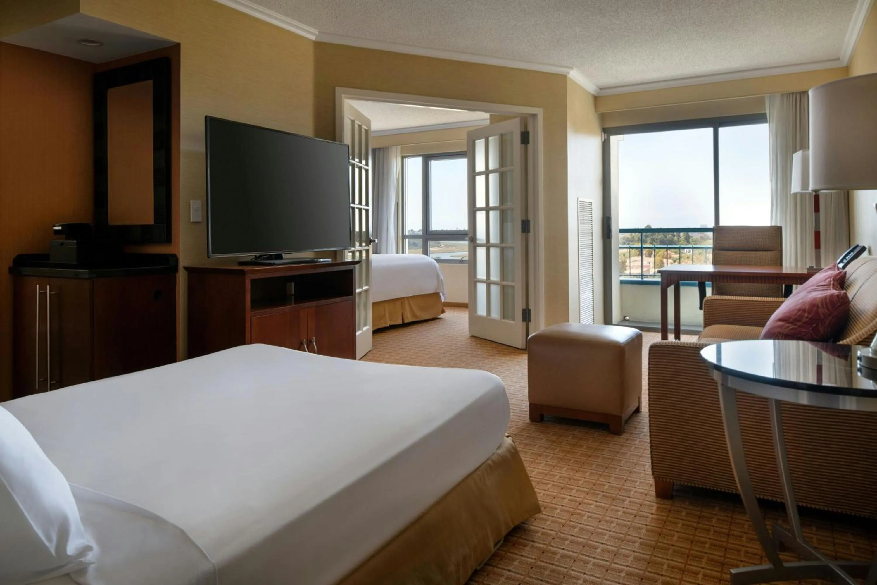 Photo of the whole room, Bed in Newport Beach Marriott Bayview
