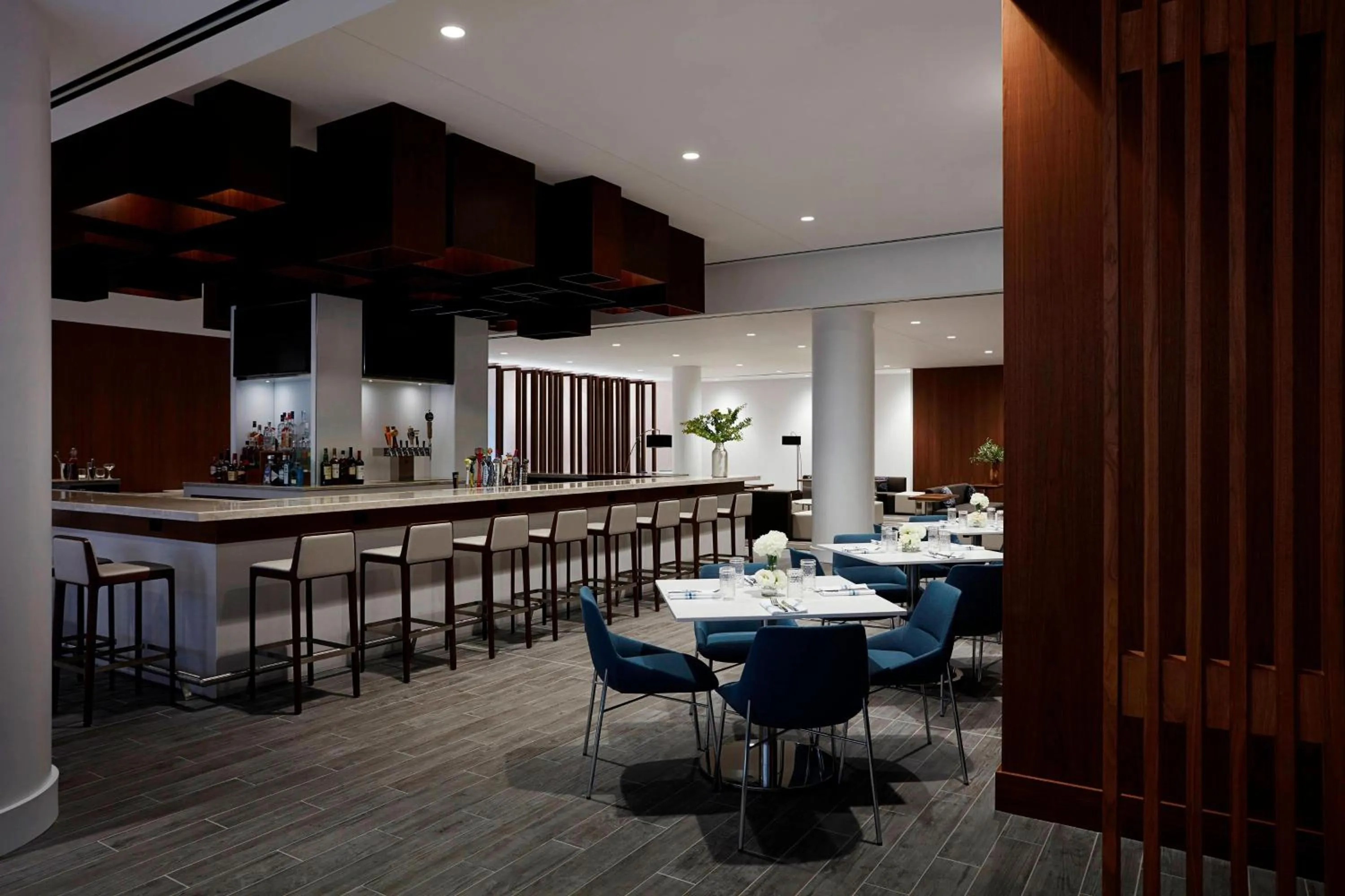 Lounge or bar in Long Island Marriott Hotel