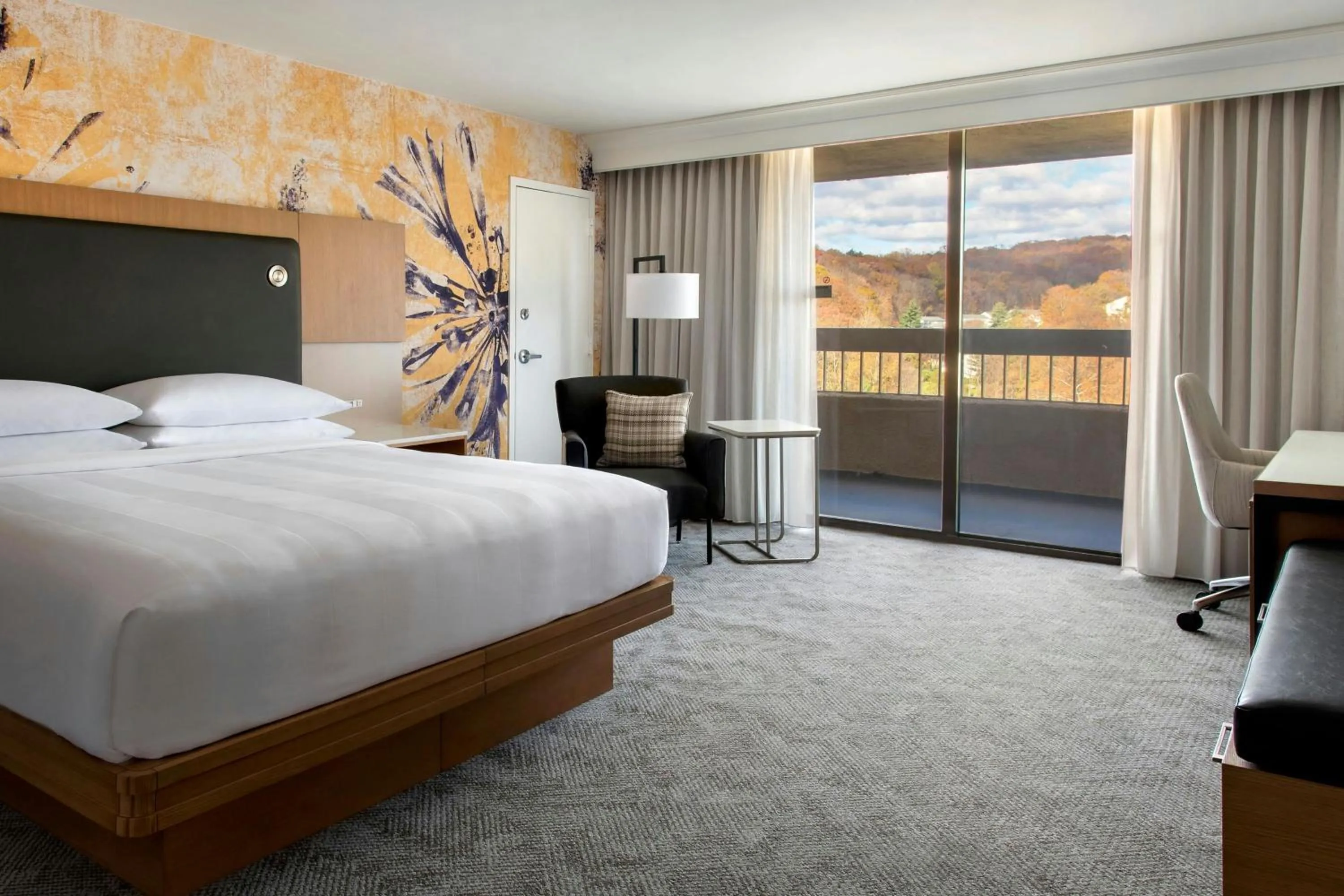 Photo of the whole room, Bed in Westchester Marriott