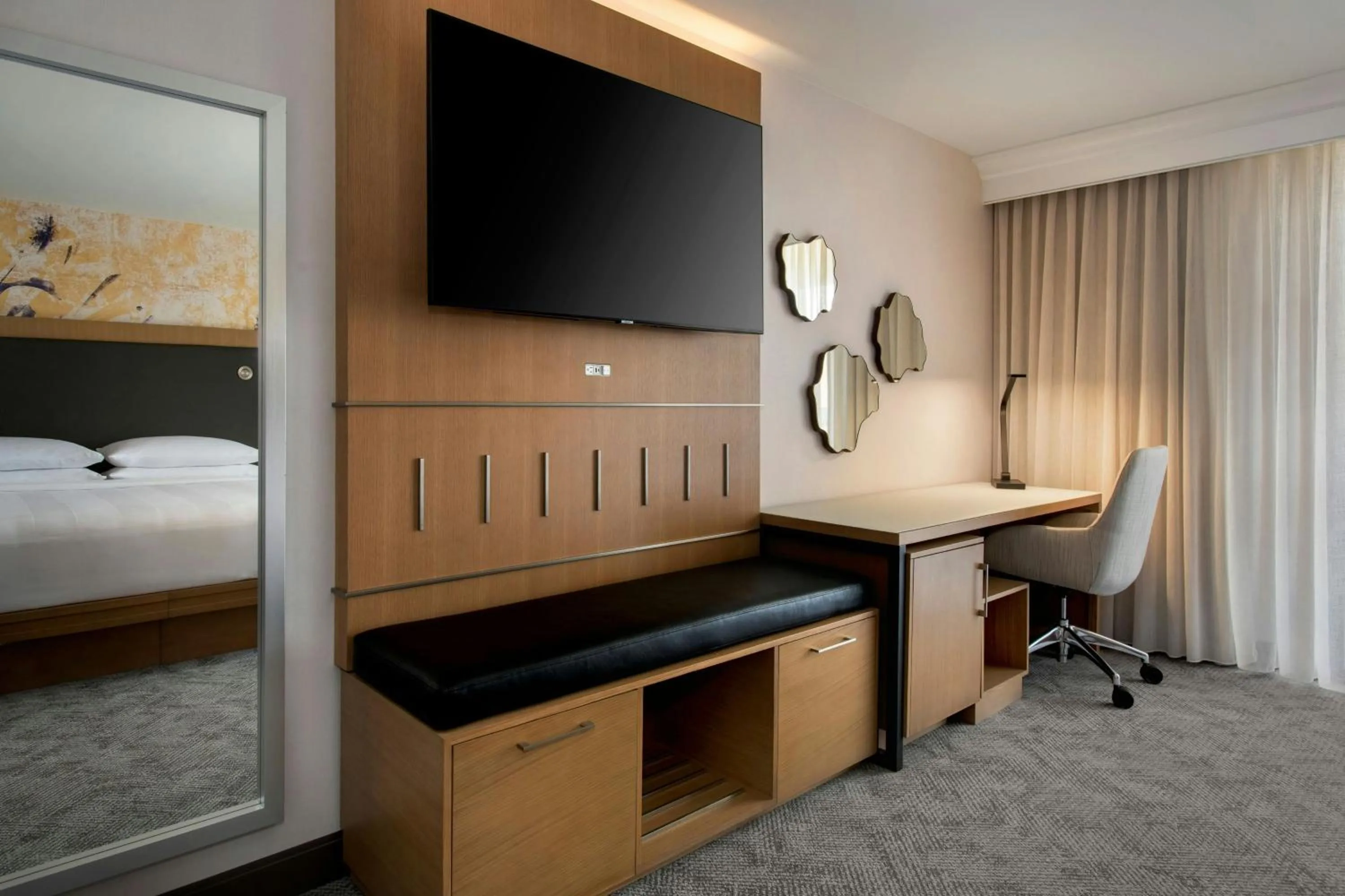 Photo of the whole room, Bed in Westchester Marriott