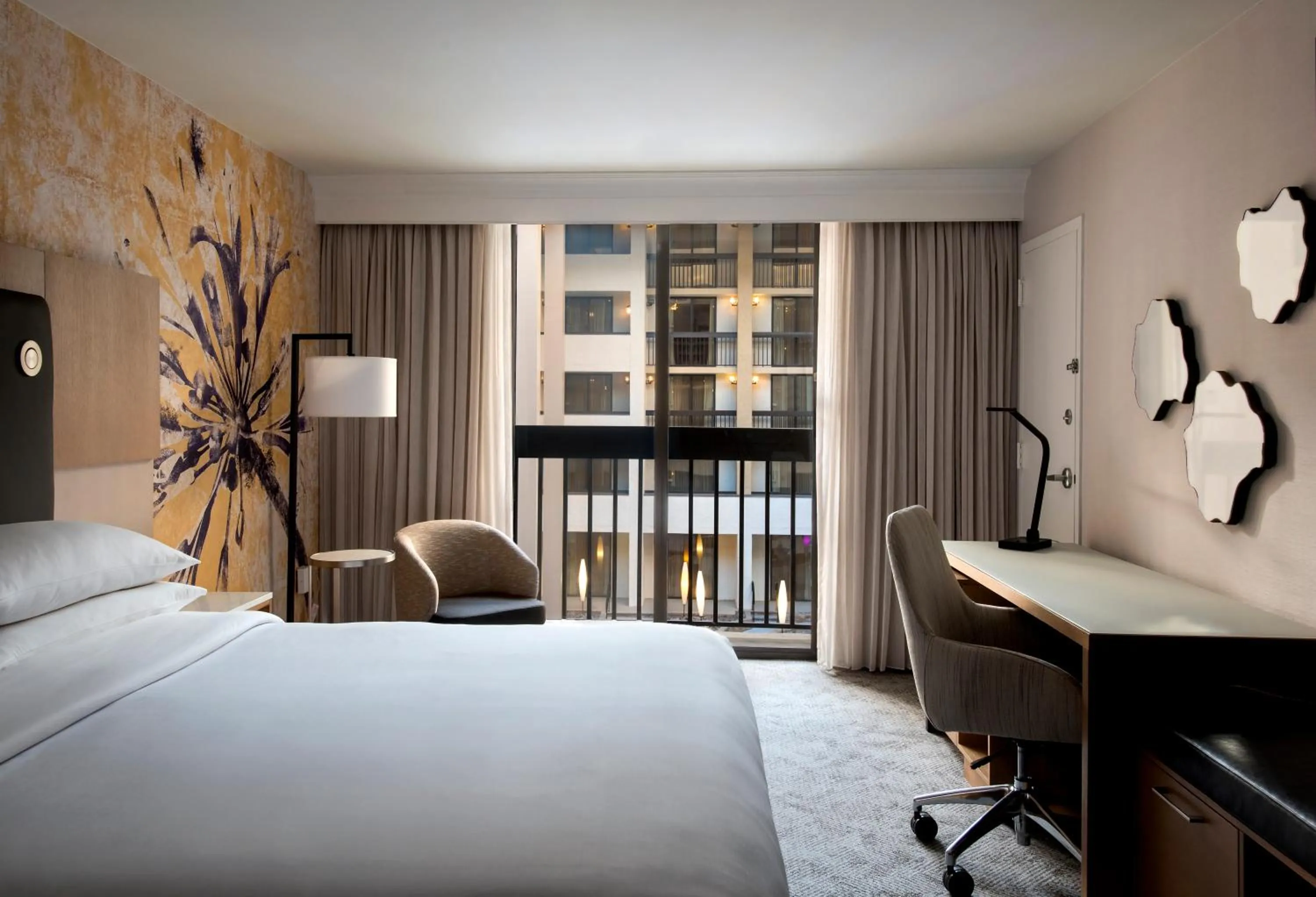 Balcony/Terrace, Bed in Westchester Marriott