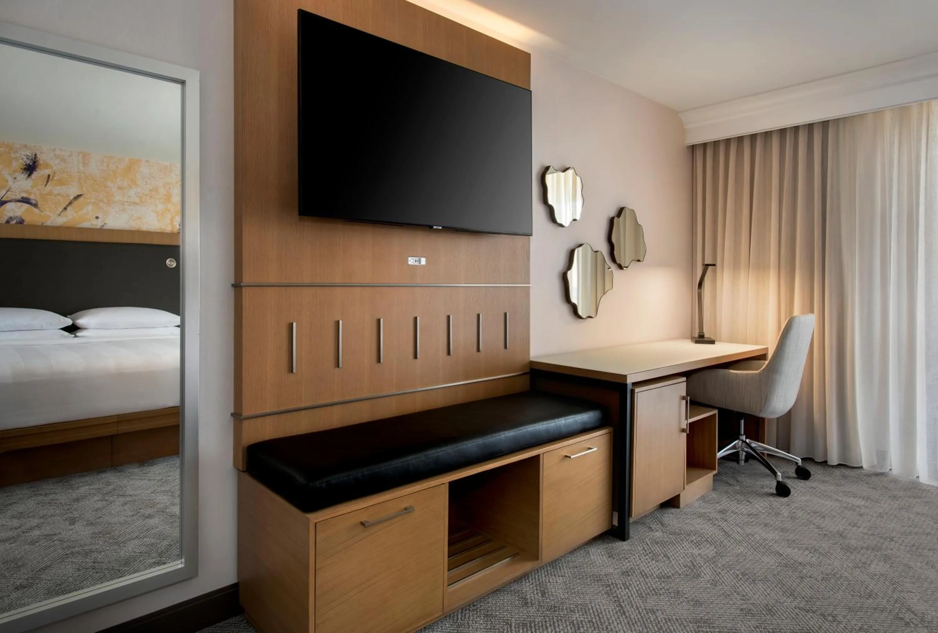 TV and multimedia, Bed in Westchester Marriott