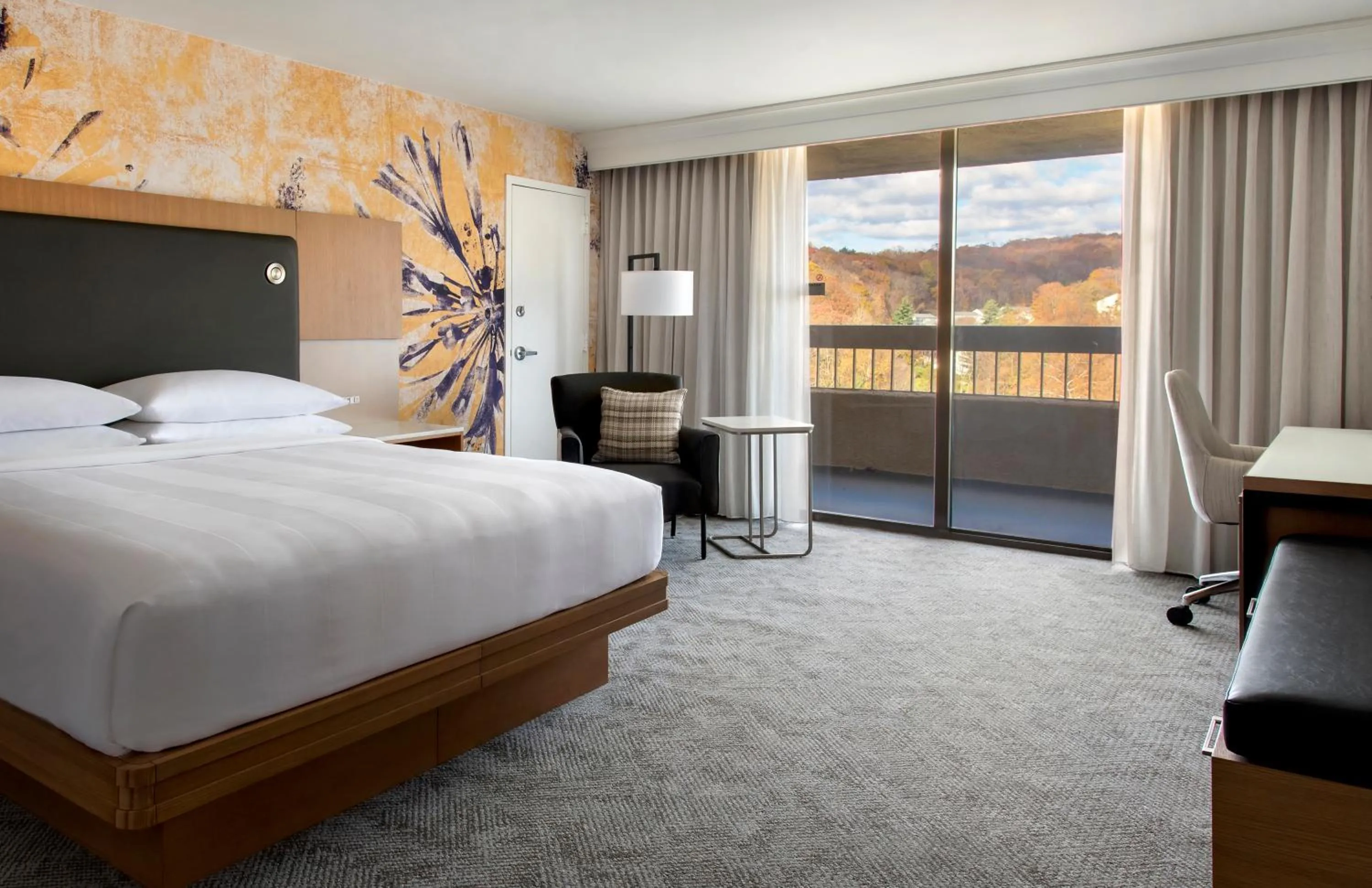 Balcony/Terrace, Bed in Westchester Marriott