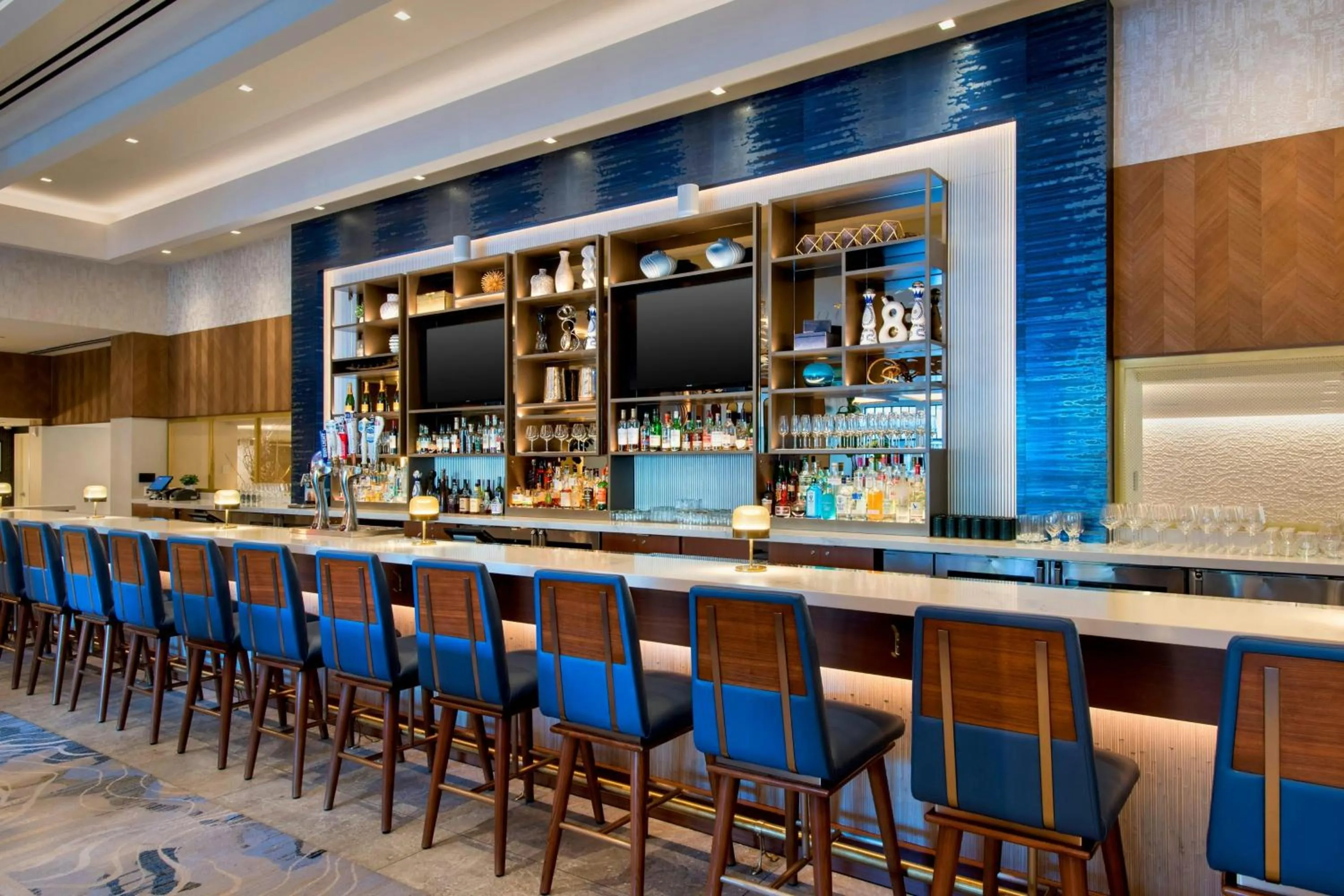 Lounge or bar in Westchester Marriott