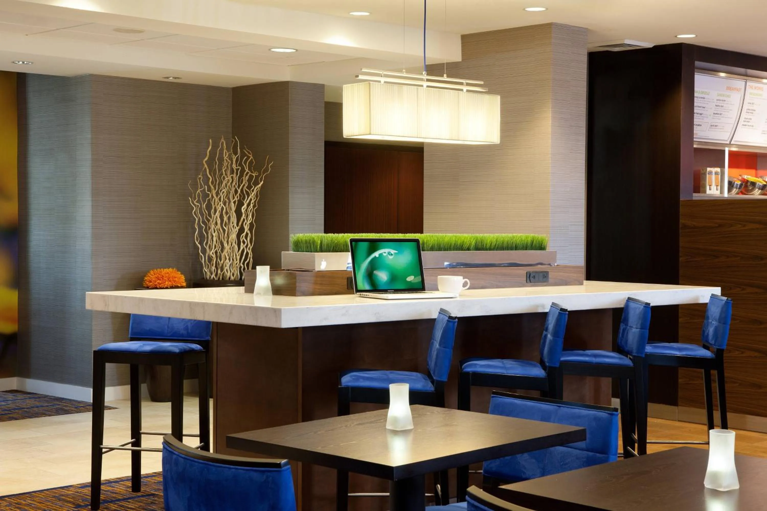 Restaurant/places to eat in Courtyard by Marriott Oakland Airport