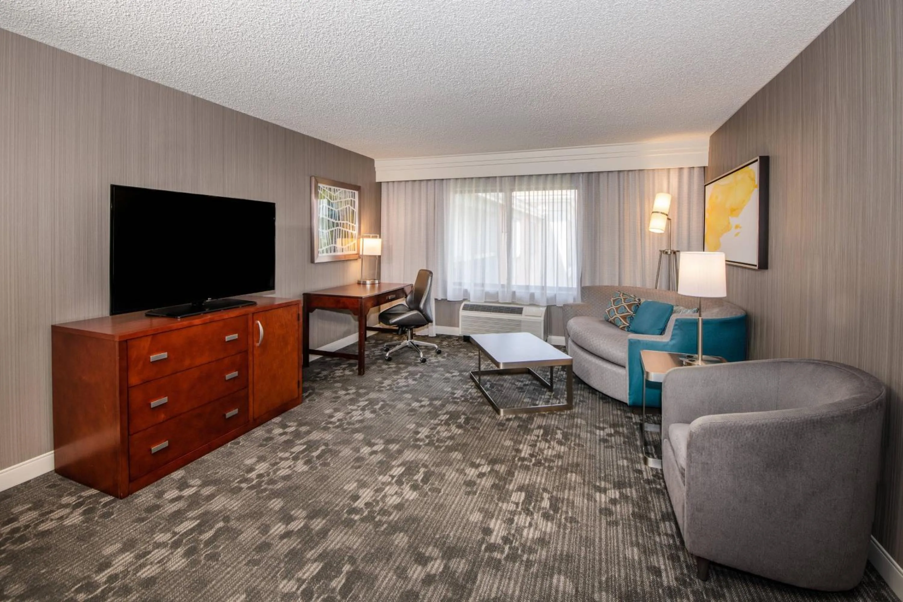 Living room in Courtyard by Marriott Oakland Airport