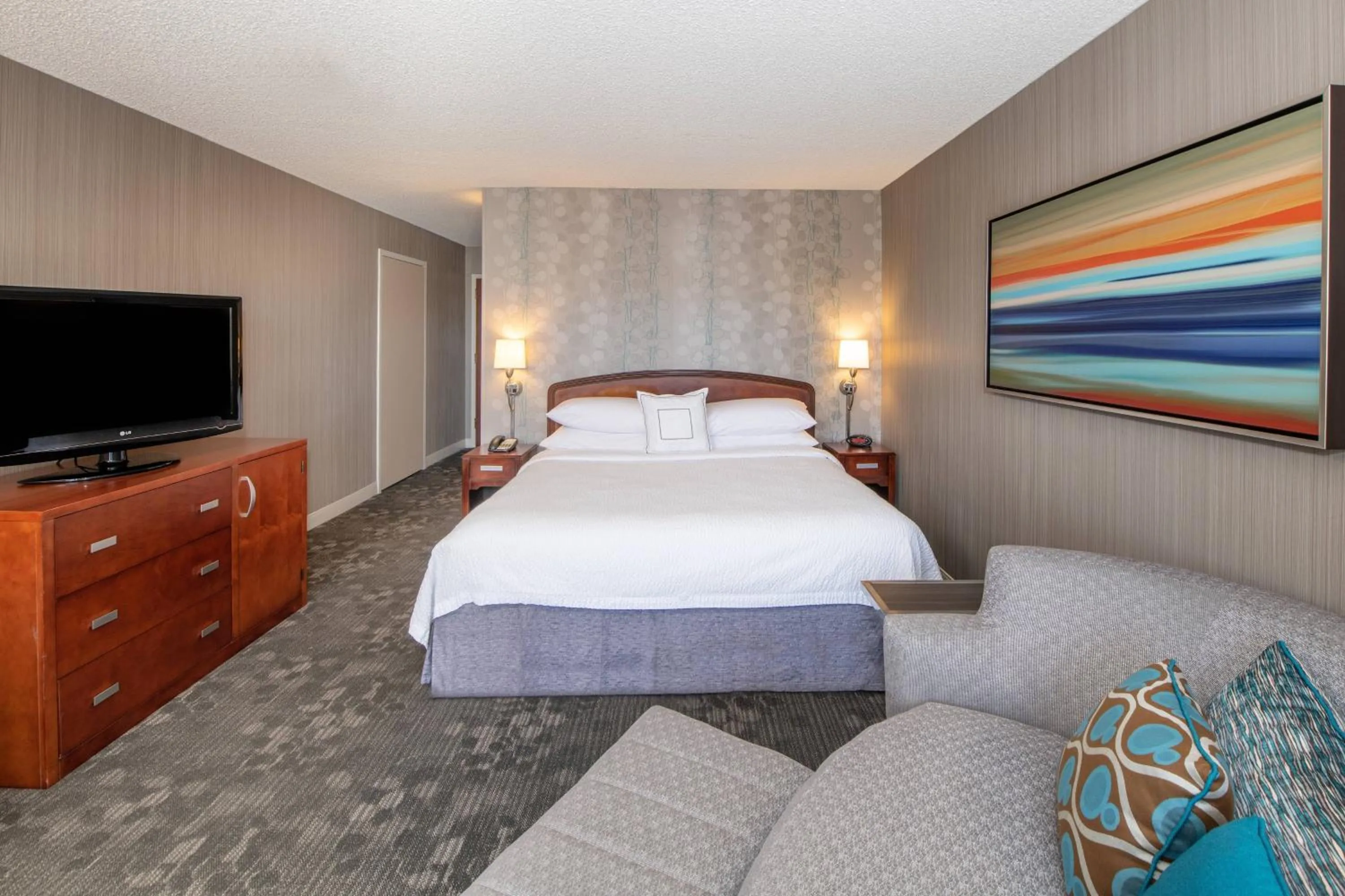 Photo of the whole room, Bed in Courtyard by Marriott Oakland Airport