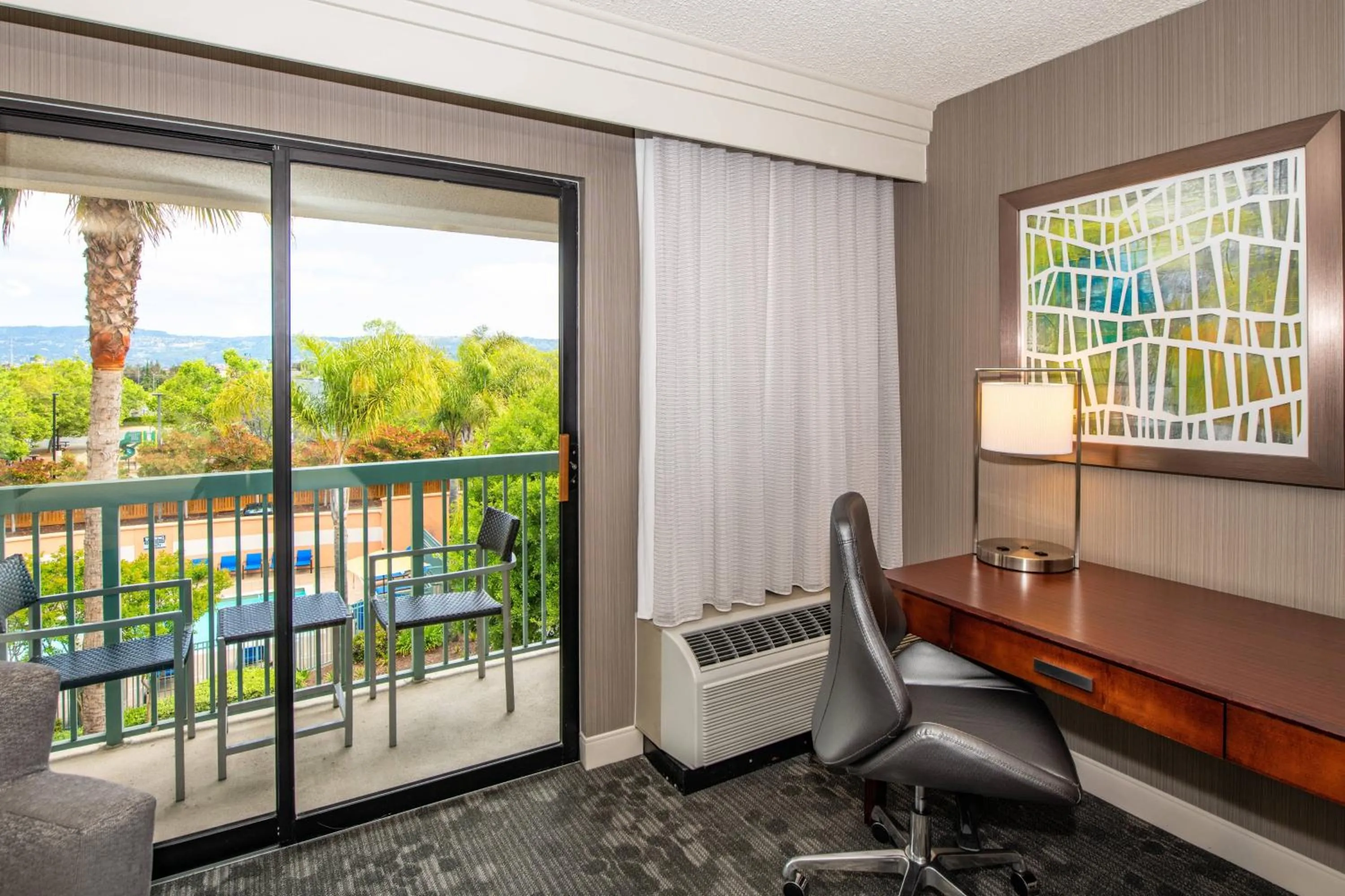 Photo of the whole room in Courtyard by Marriott Oakland Airport